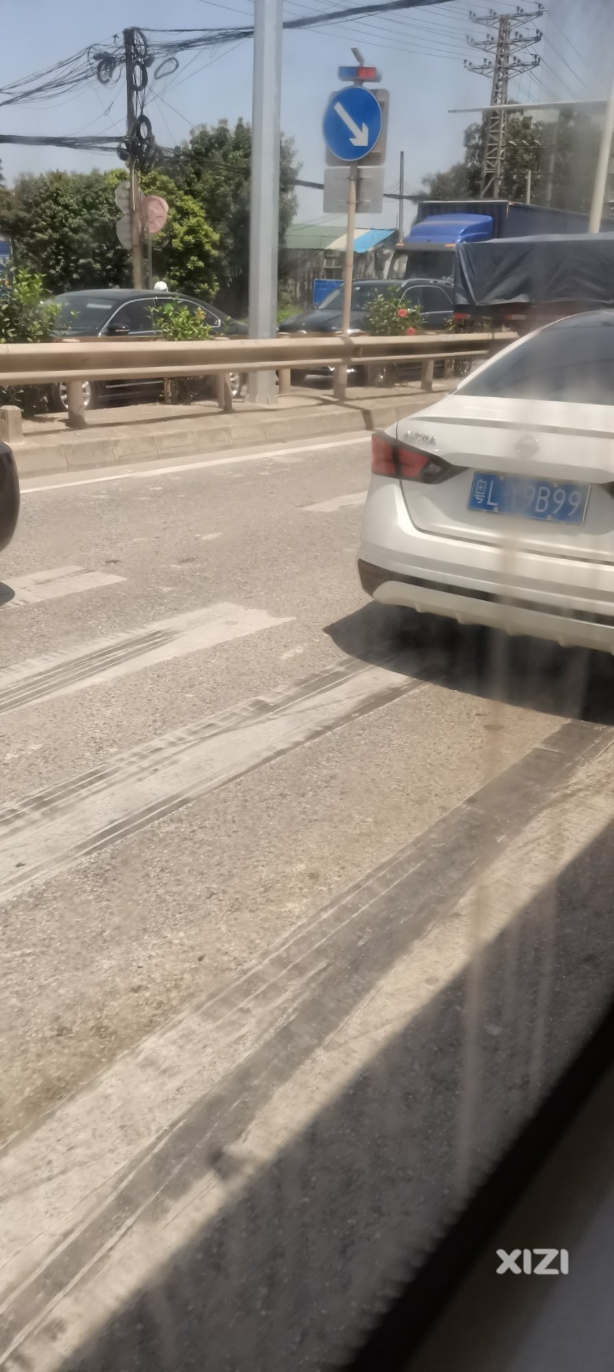 在镇隆部队前一个红绿