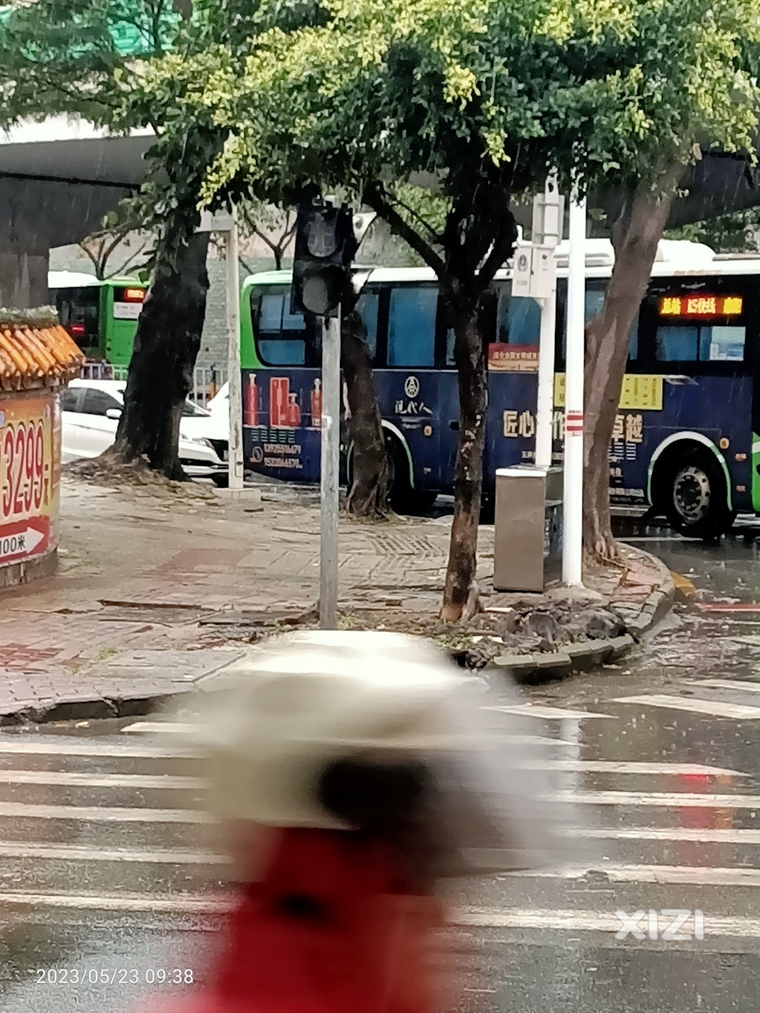 麦地路红绿灯坏了没人理。