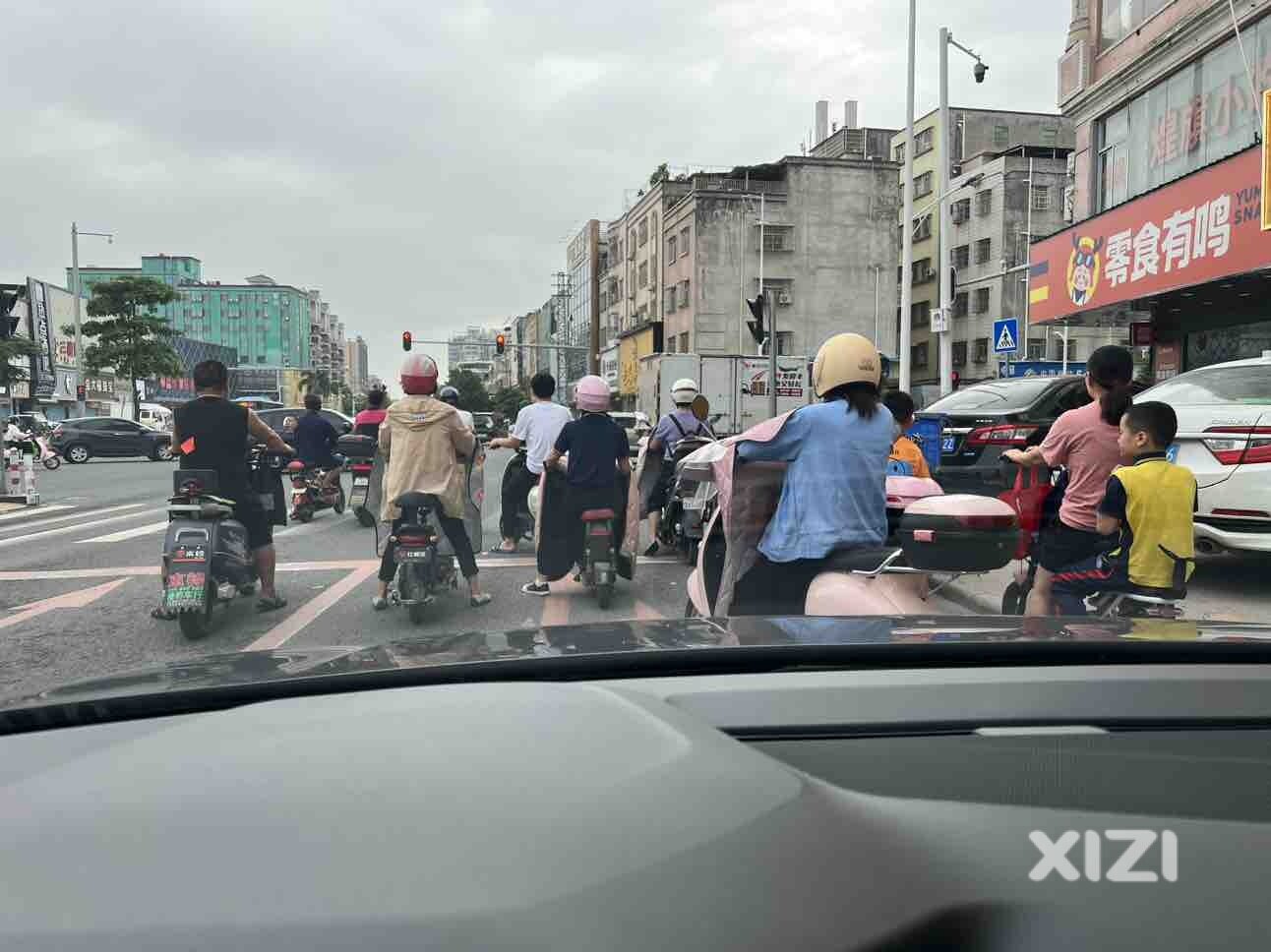 惠州现象、转弯道根本转不到、硬生生要堵一个红绿灯……