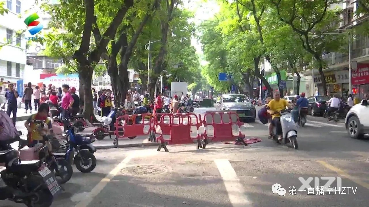校门口“僵尸车”堵路 学生遭遇行路难