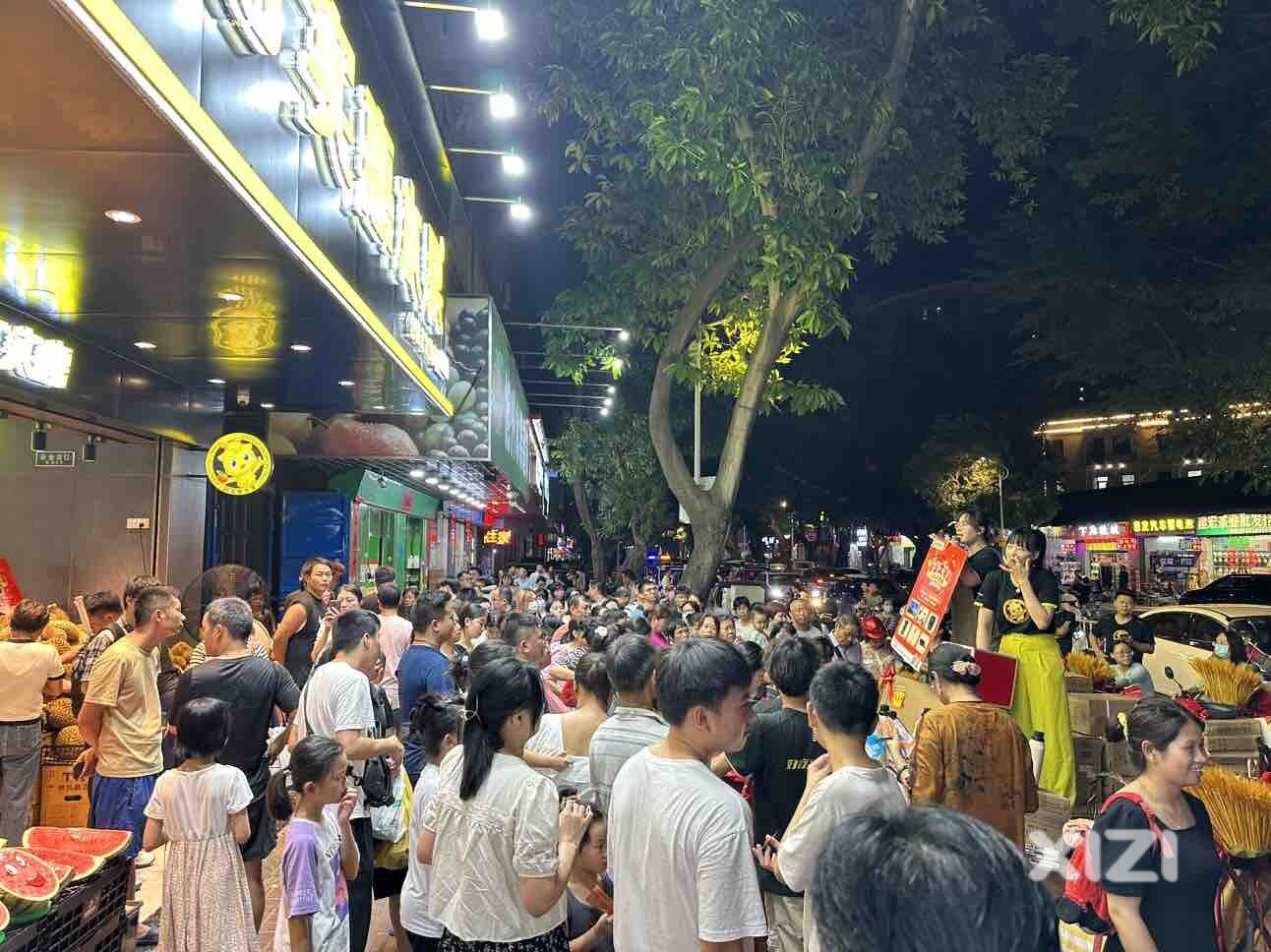 下角一店铺举行活动，到场的人居然有……
