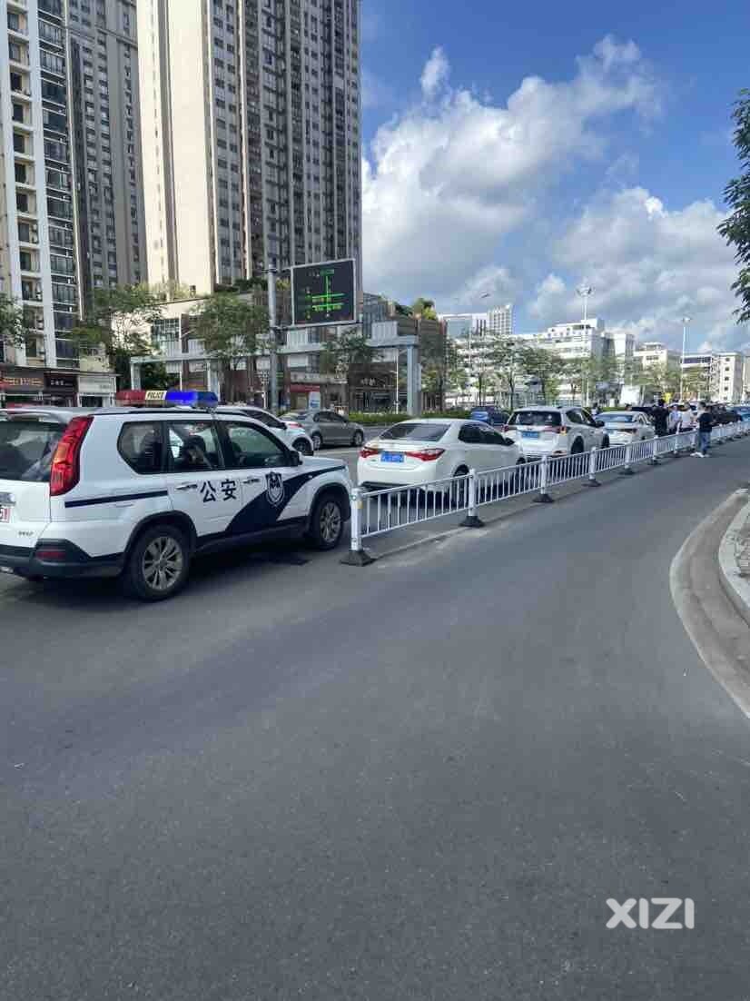 江北璟都大厦旁建行门口附近发生疑似车祸