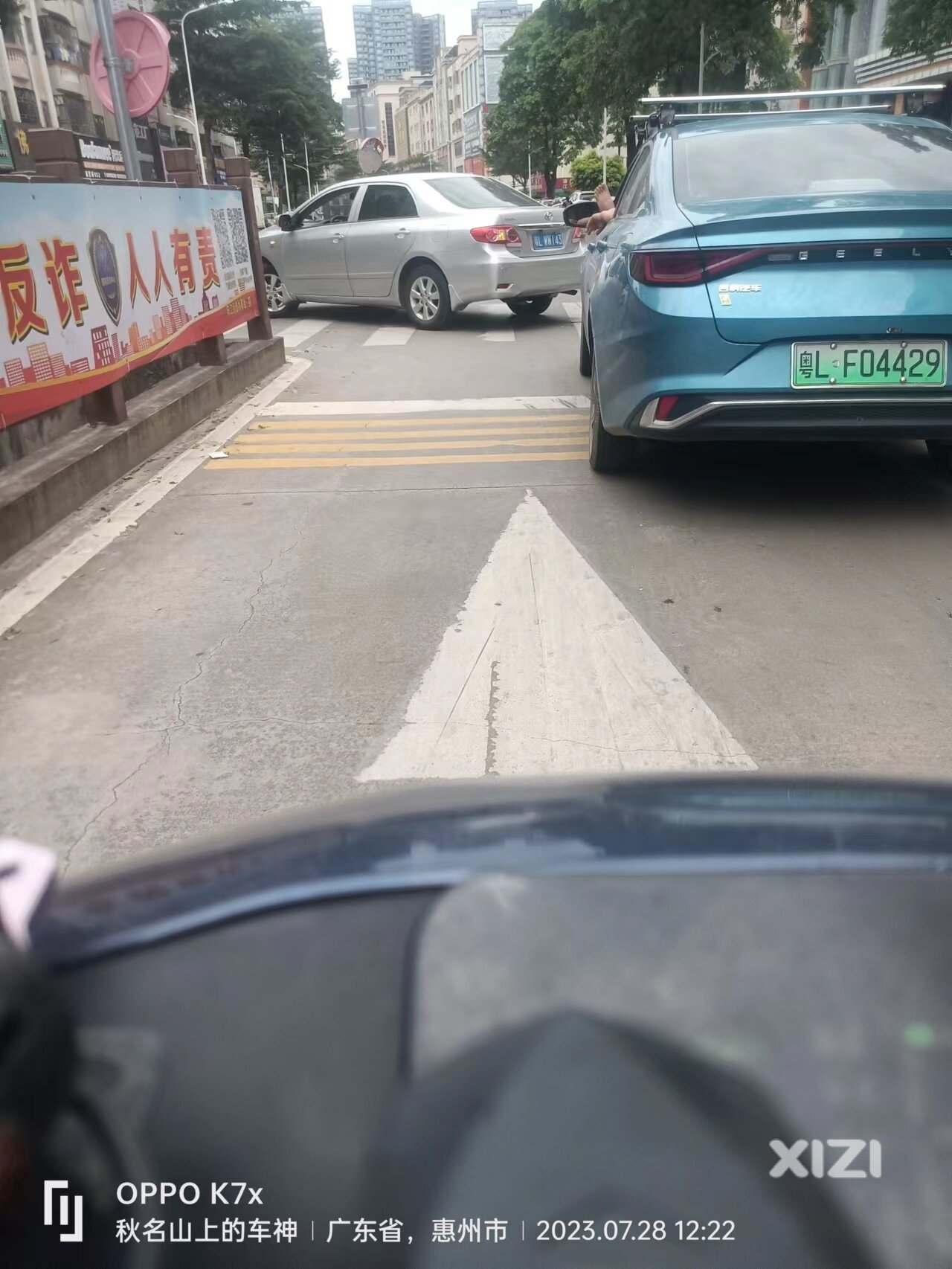 仲恺六路白云路口惊现用脚开车