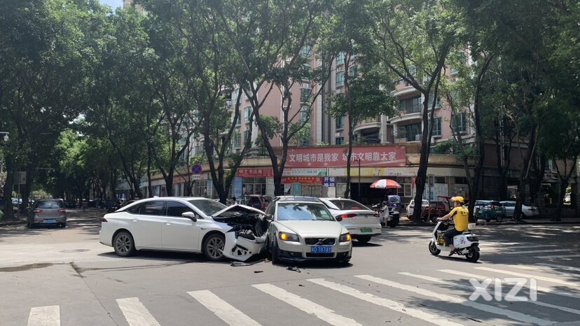 这小车祸有点惨烈啊，还好人没事，一车有点麻烦
