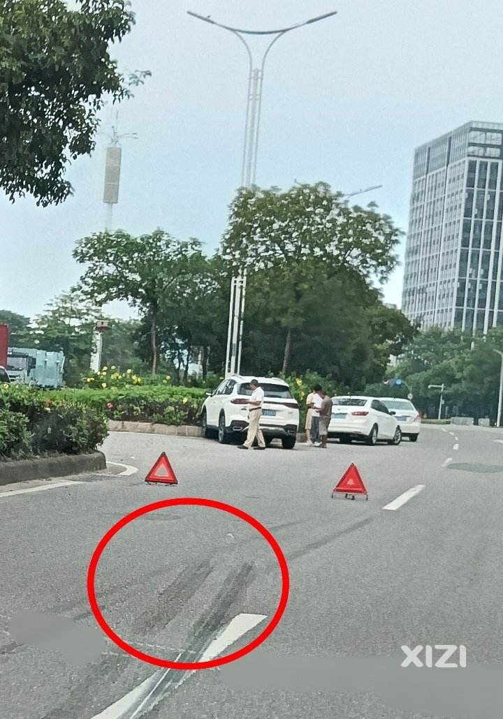 3车交通事故，一车急刹撞上了花槽边！