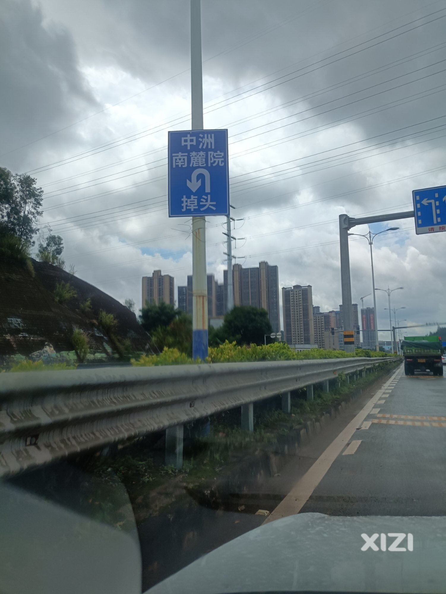 中洲南麓院红绿灯调头路口没有自动调头缺囗，不方便
