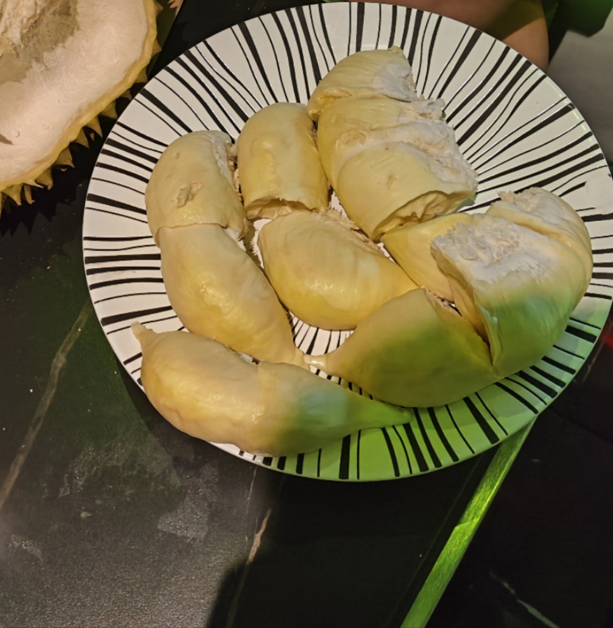 热娜买了两个榴莲整个吃