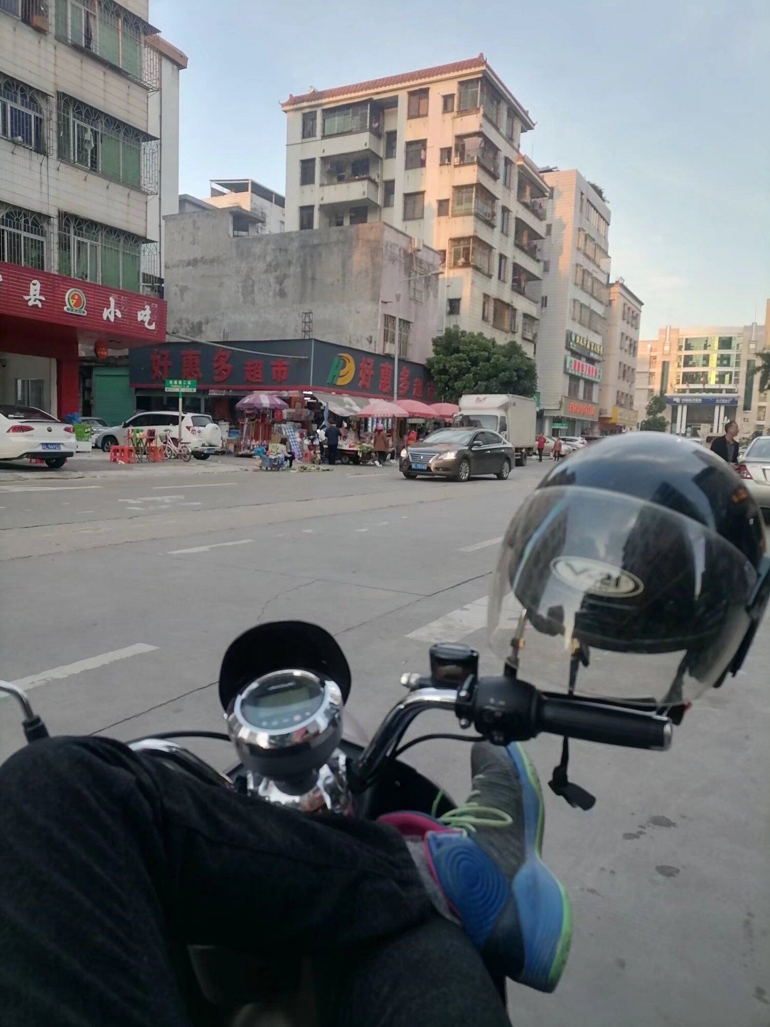 上个礼拜跟我说，说她有一套房，现在又说没房。女人的嘴骗人的鬼