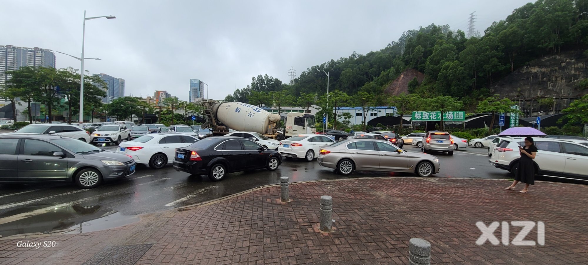 这个路口建议实施高峰期临时交通管制或者取消转盘并封闭