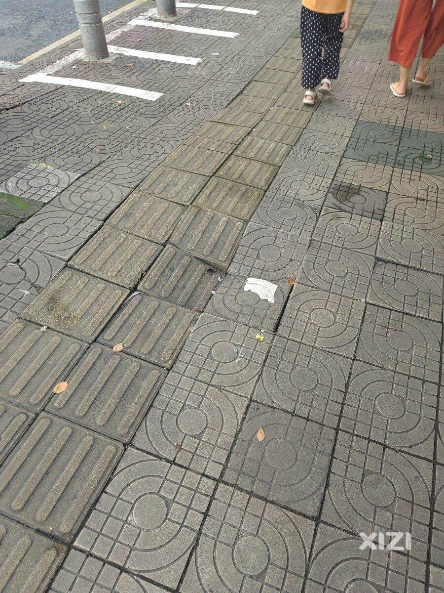 下角中路作为下角主心骨，人行道有多烂，带你们走一走