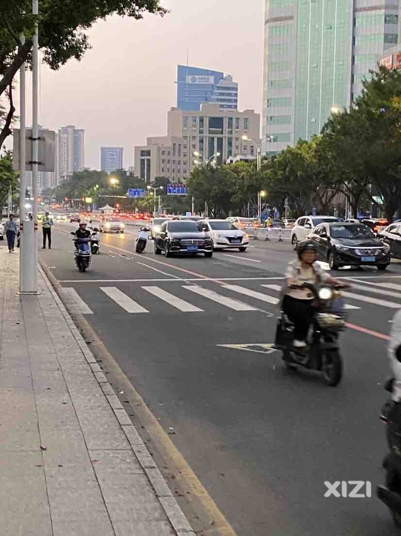 文明一路，一辆奔驰车