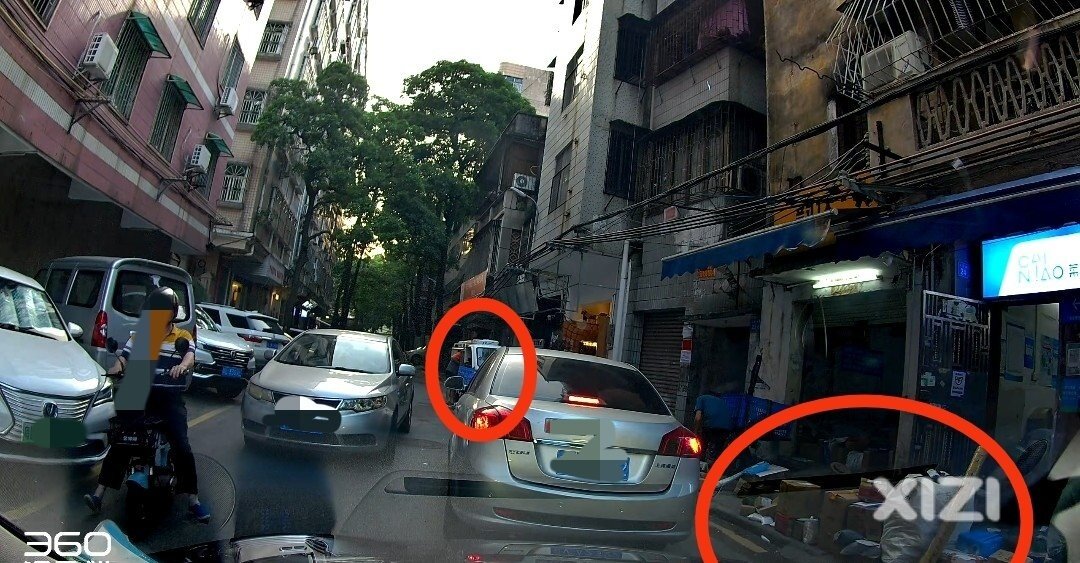 公园路的这家快递常年阻道经营堵塞交通，为啥城管同志不出手？