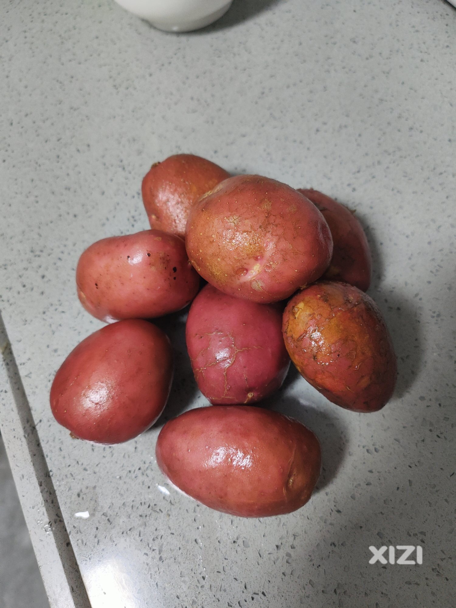 新买的红皮土豆切开后有紫色纹路，请问能吃吗？