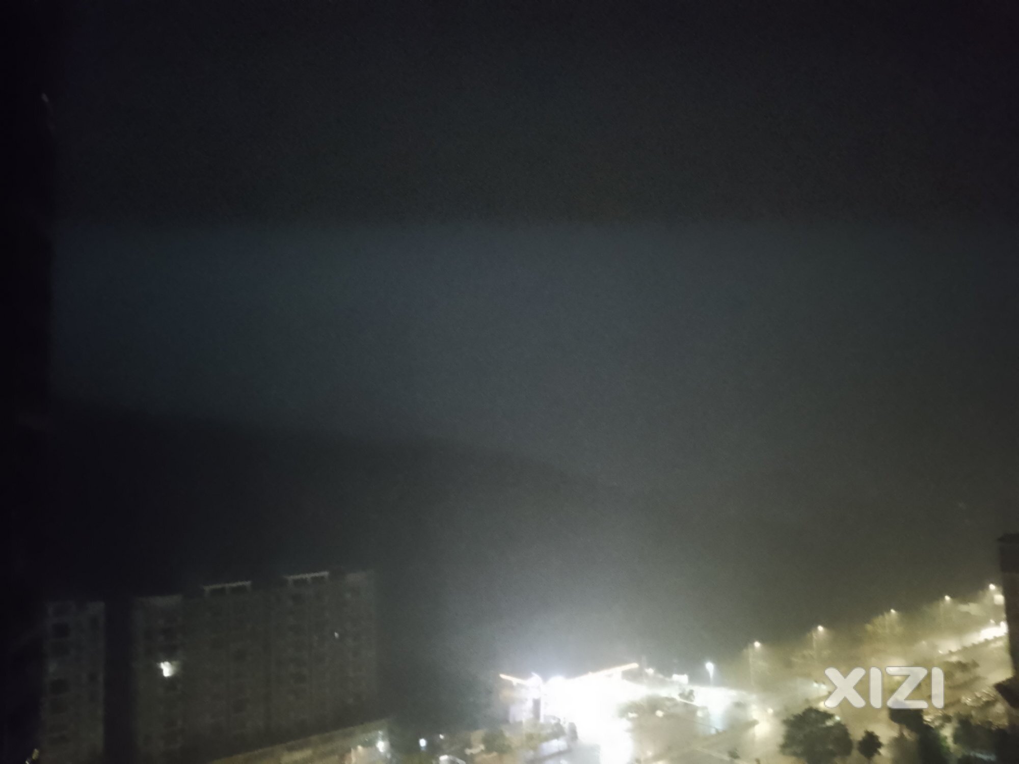 这般电闪雷鸣期待的大雨终于来了