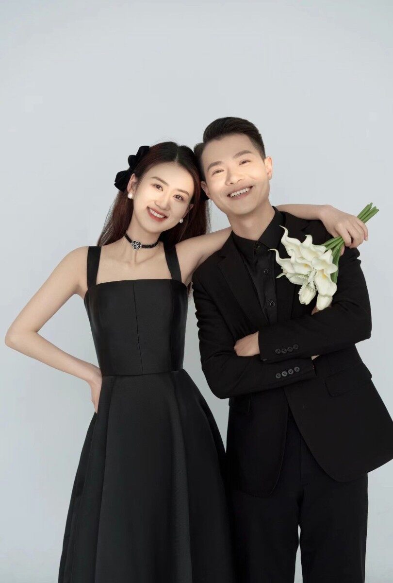不爱跟风的00后，拍了特别的黑色室内婚纱照