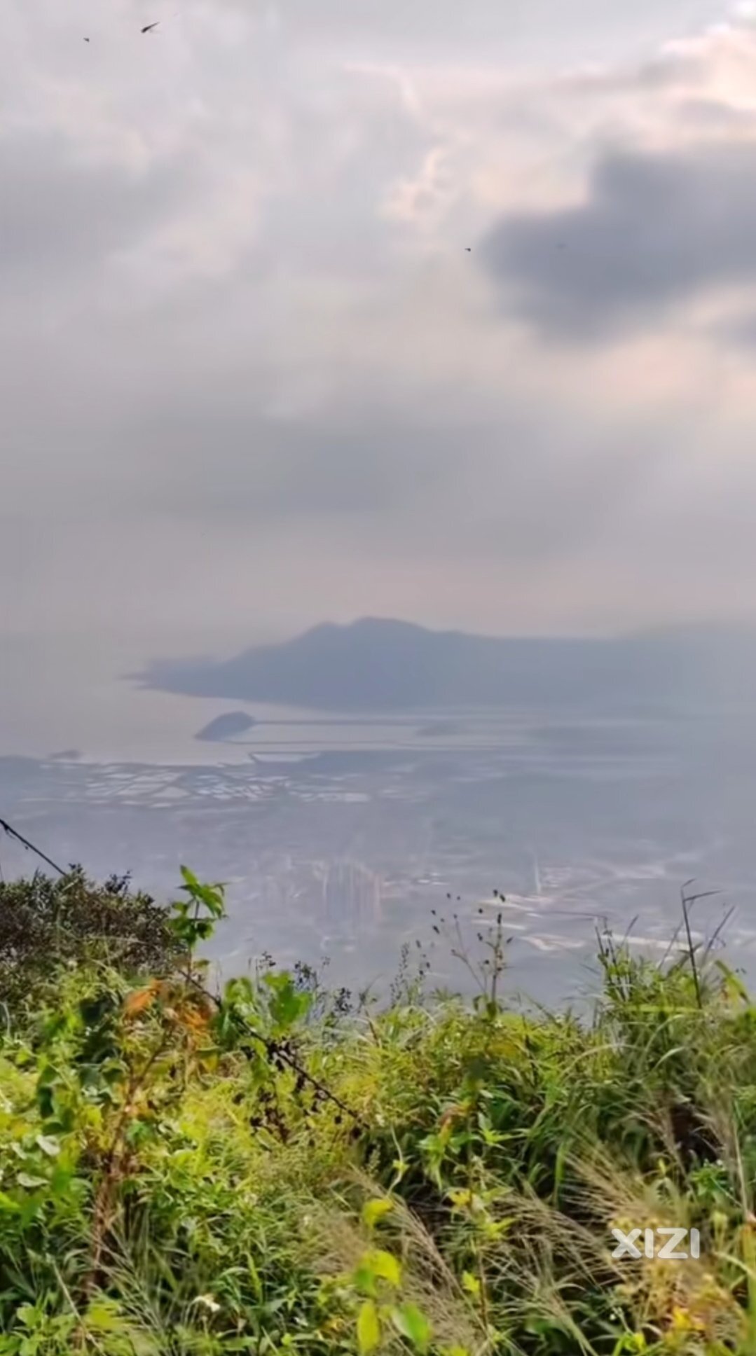 登稔山第一峰:647米蛇山。远眺范和湾