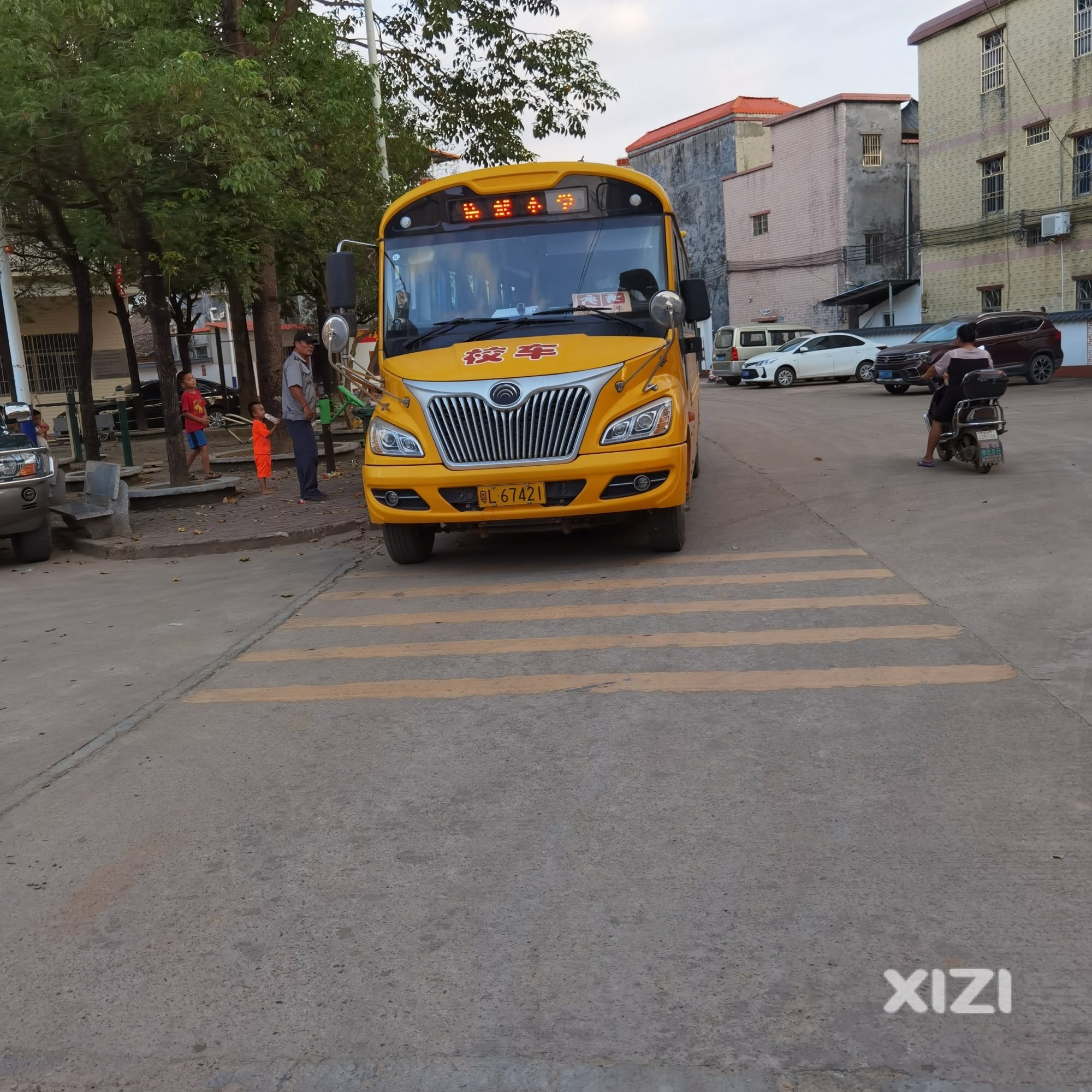 学生安全事故不容小视！校车不顾学生安全半路上下车！