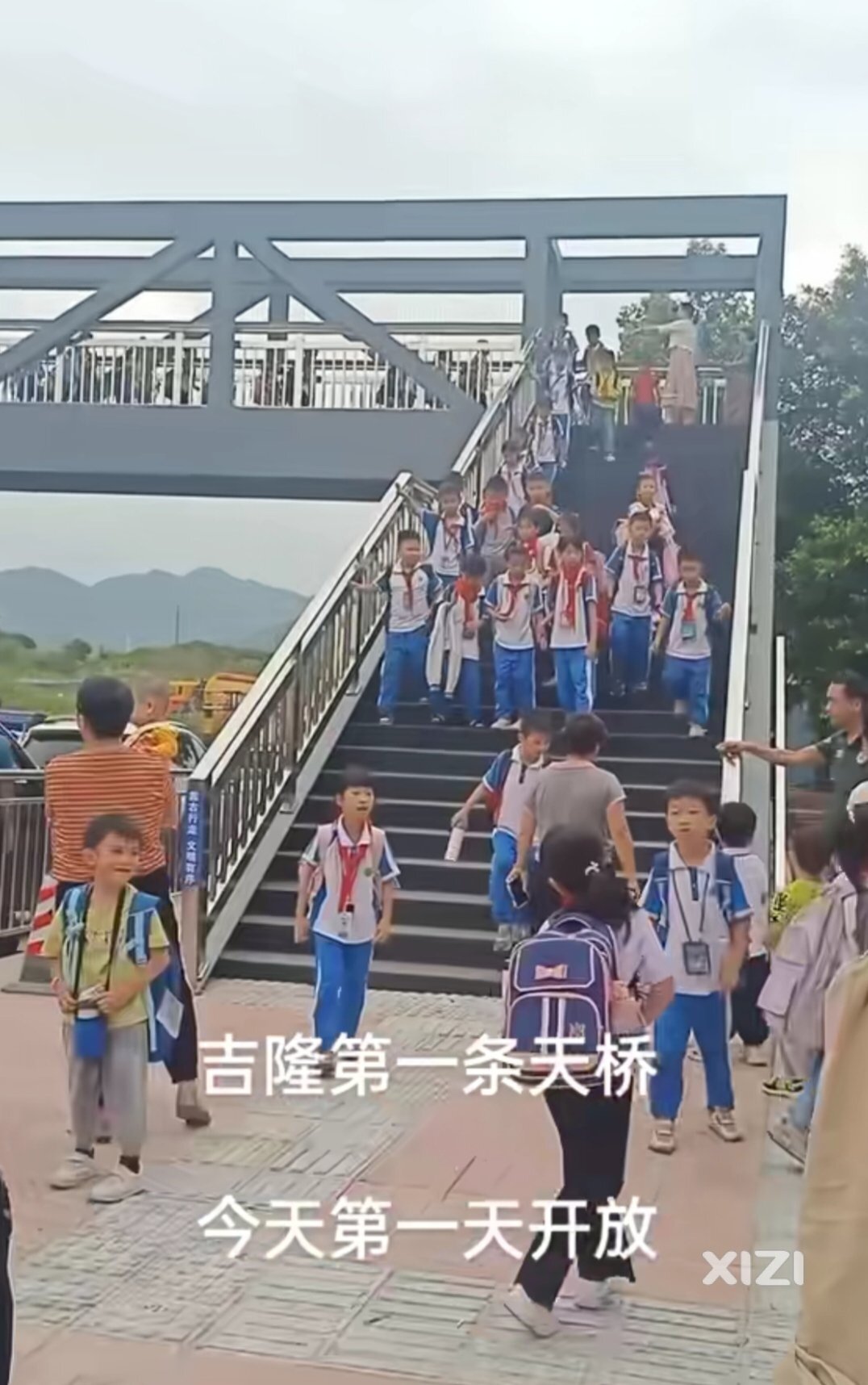 吉隆的人行天桥作用明显！搞什么？之前说平山要立刻建设多座。现在。