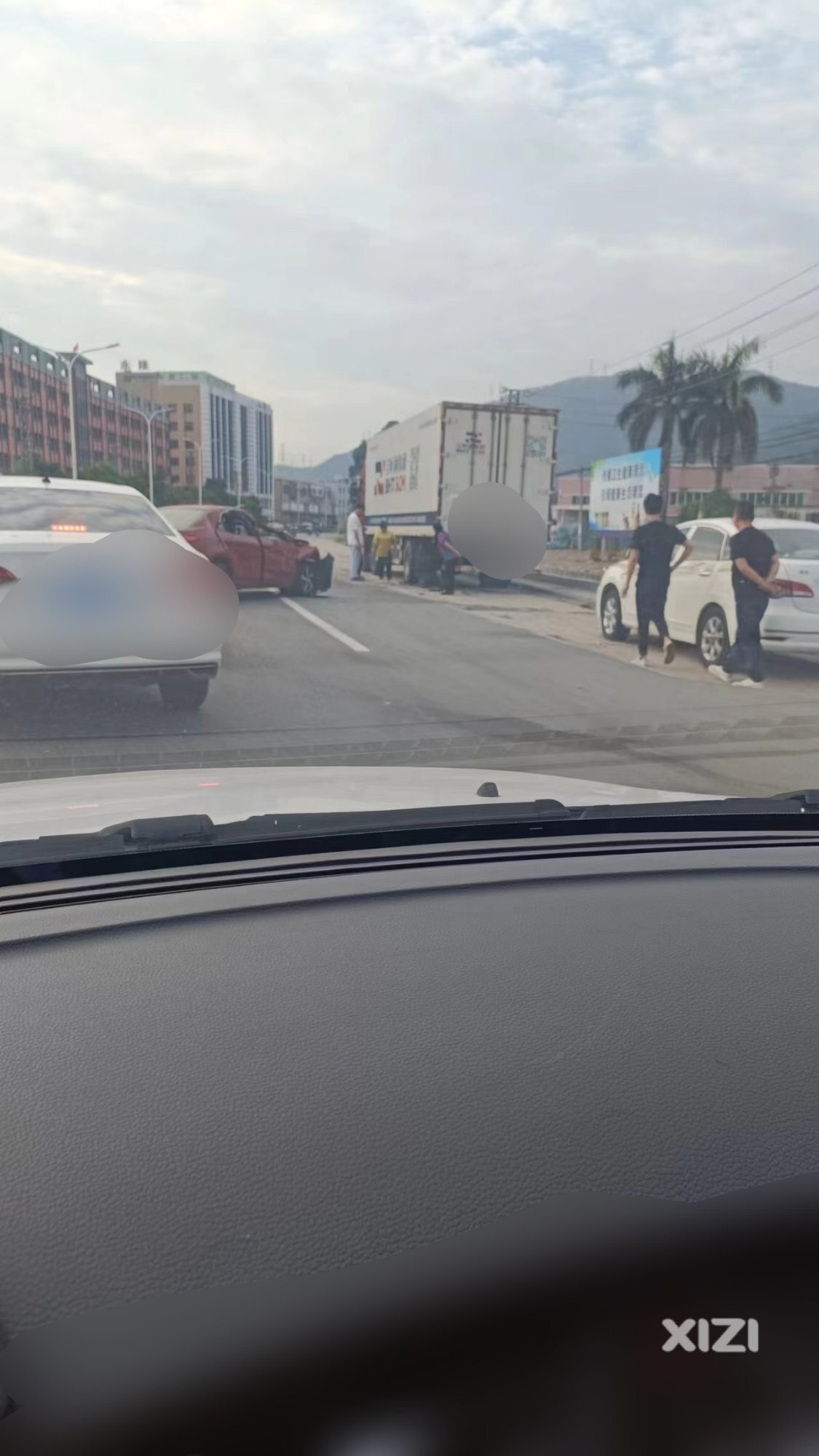 红色丰田小车追尾物流车