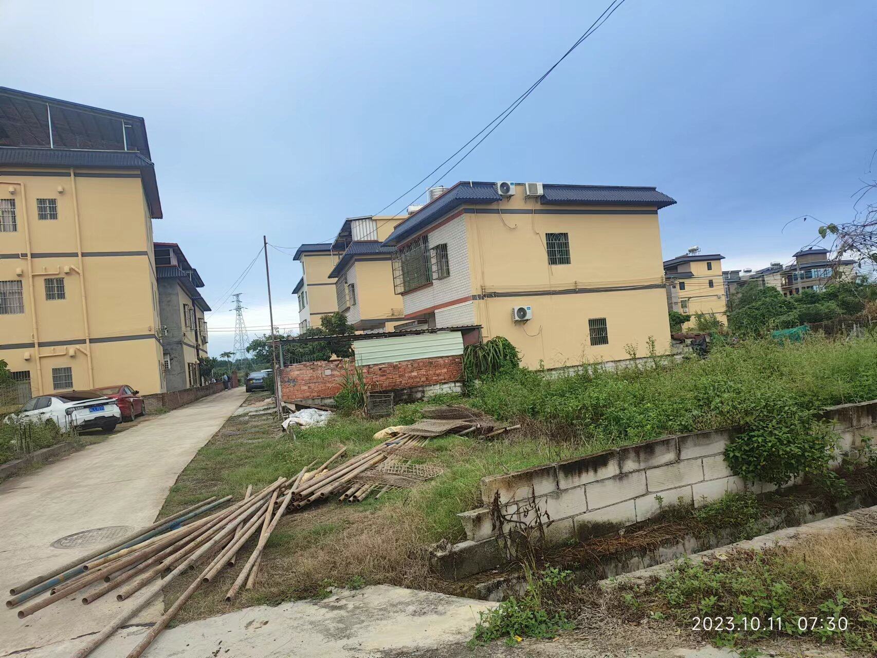 家家户户，拼命的盖房子、买地皮，看的我都想盖房，摸摸口袋空空