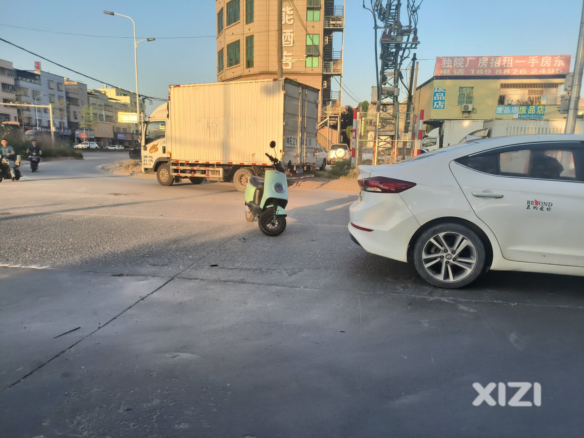 一辆小车撞到摩托车