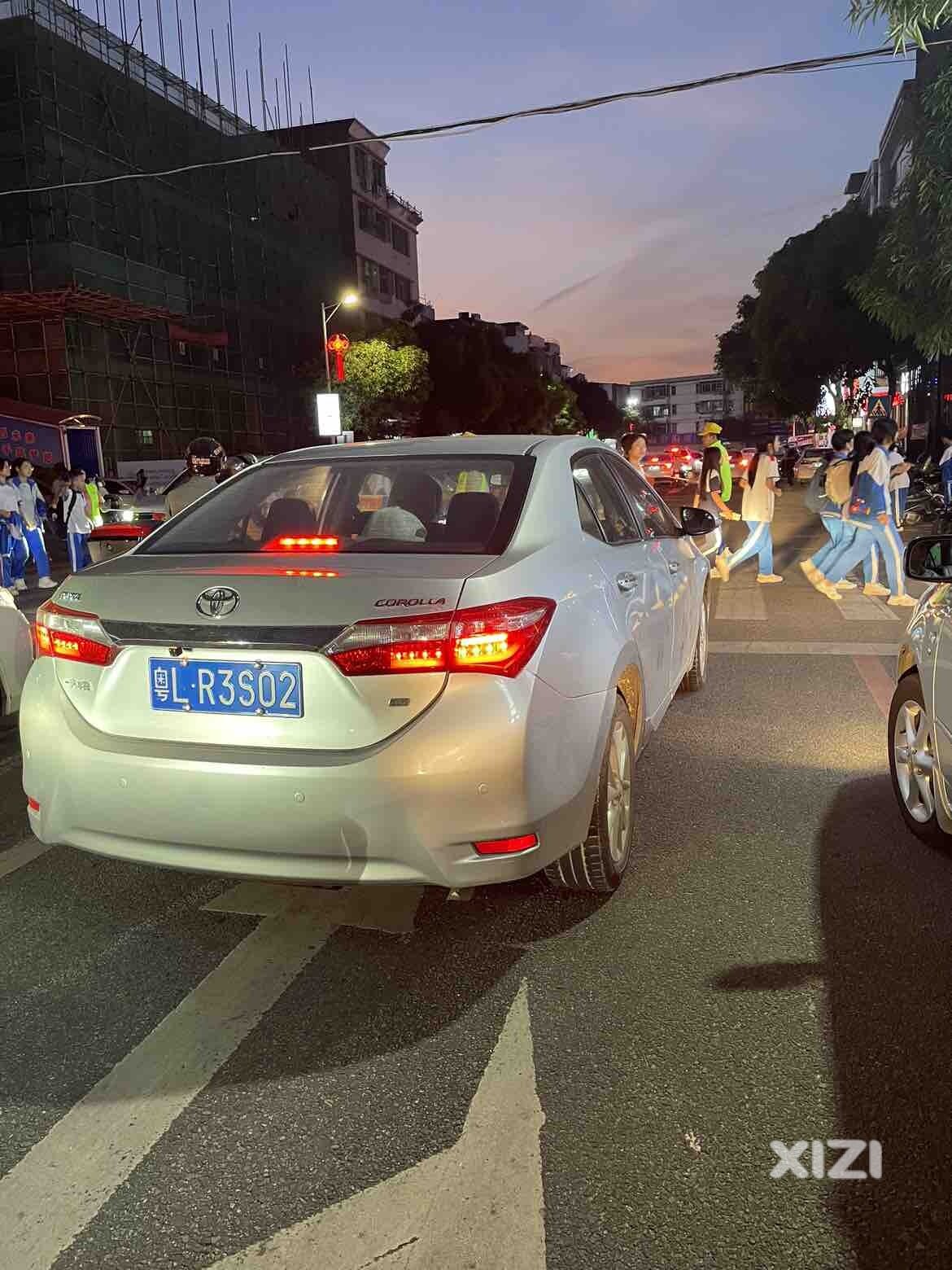 女司机艺高胆大，单手开车且与人视频聊天，穿行路上