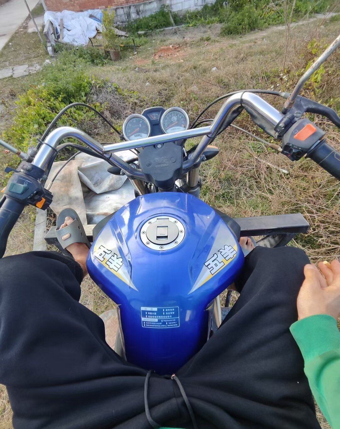 收稻谷的季节，差不多十亩地，丰收还不错，开着老爸的三轮车去拉