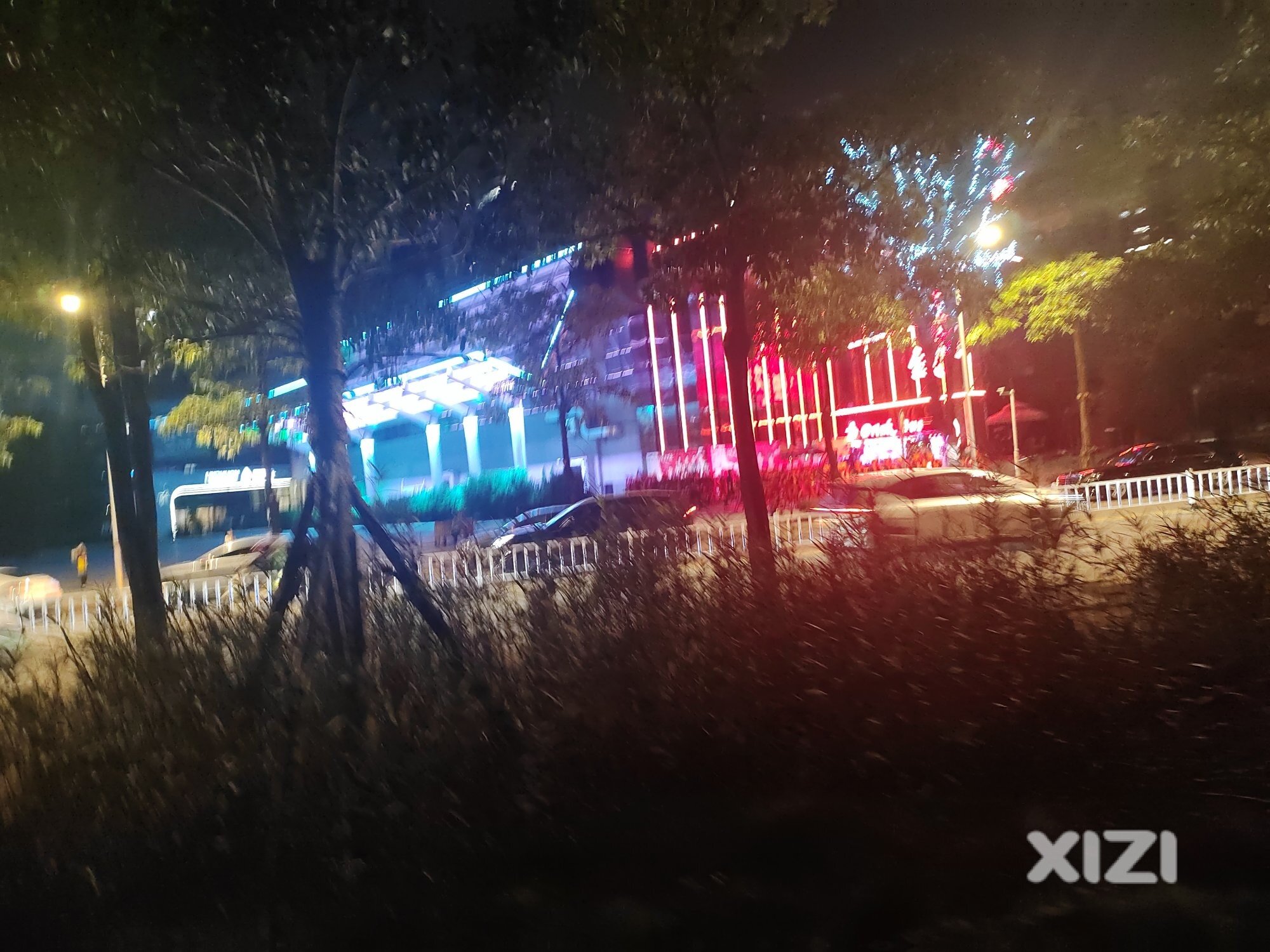 方直君御楼下离学校不