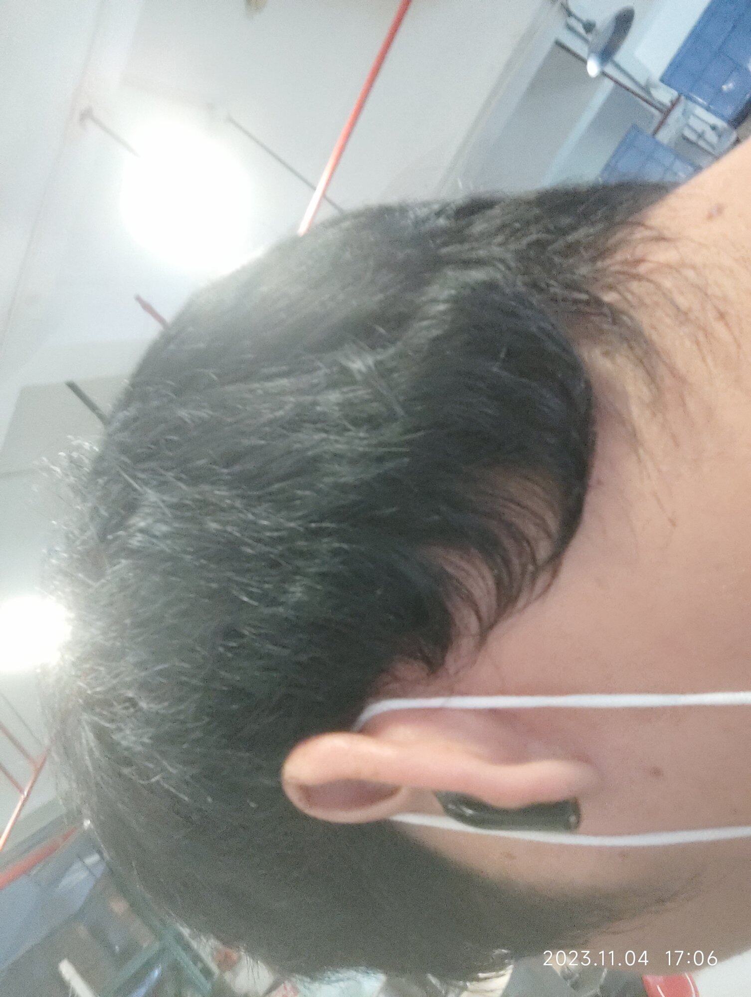 我穷困潦倒 好讨厌现在的自己，你们还吃喝玩乐 我躺在床上睡不着