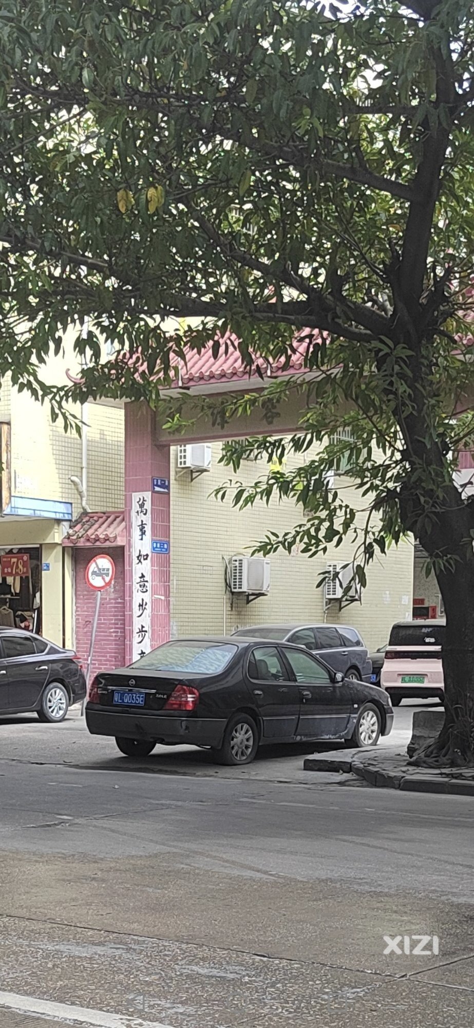 僵尸车长期停放路口拐弯处！！！