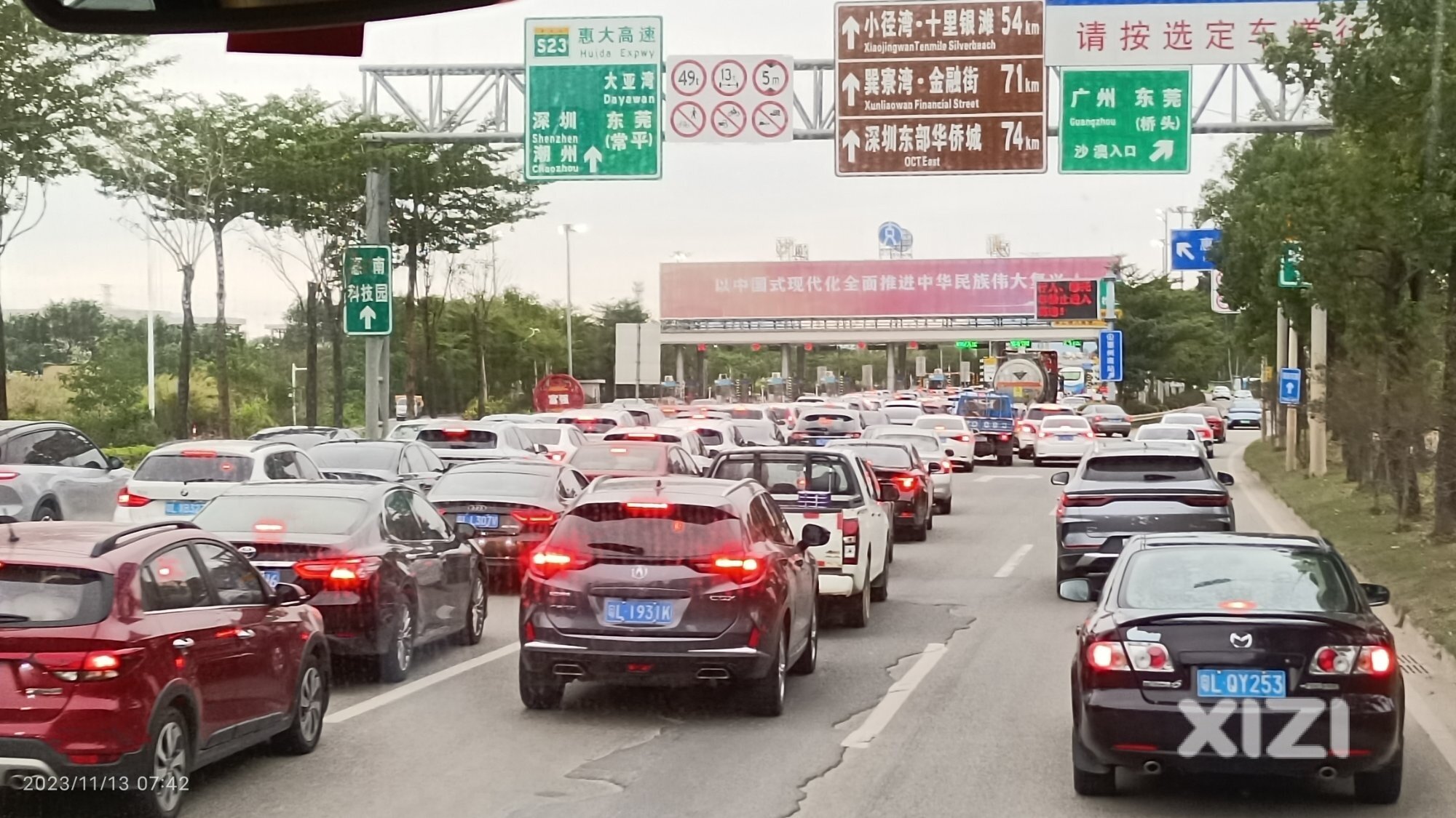 周一的惠大高速沙澳入口堵的一塌糊涂