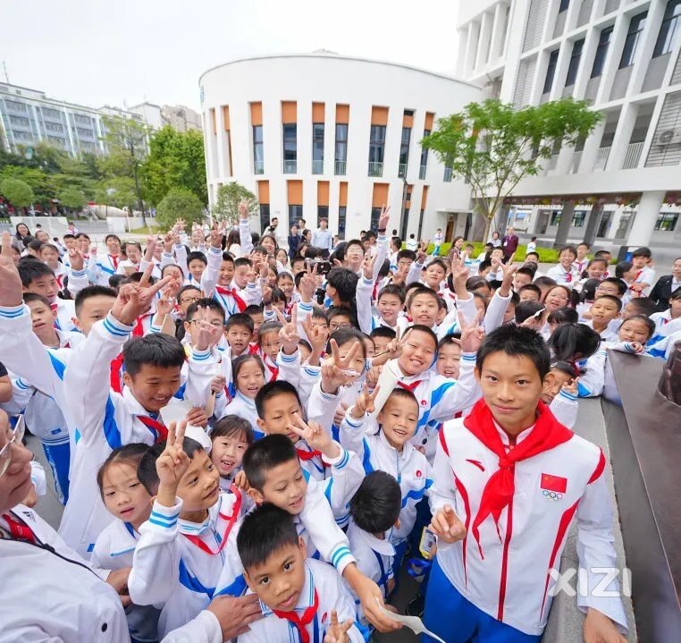亚运会滑板冠军陈烨和惠州同学们交流滑板经验