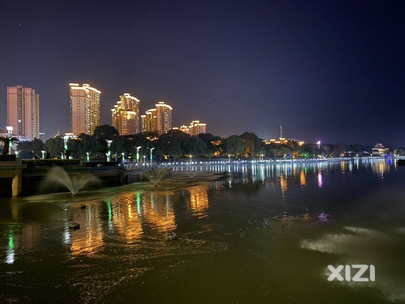 夜幕下的喷泉！