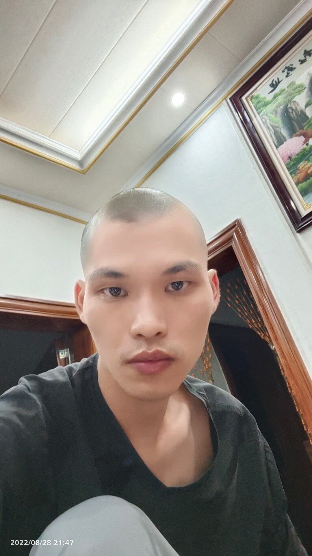 要钱没钱 ，要本事 没本事， 要能力没能力，哪有女人看得上我