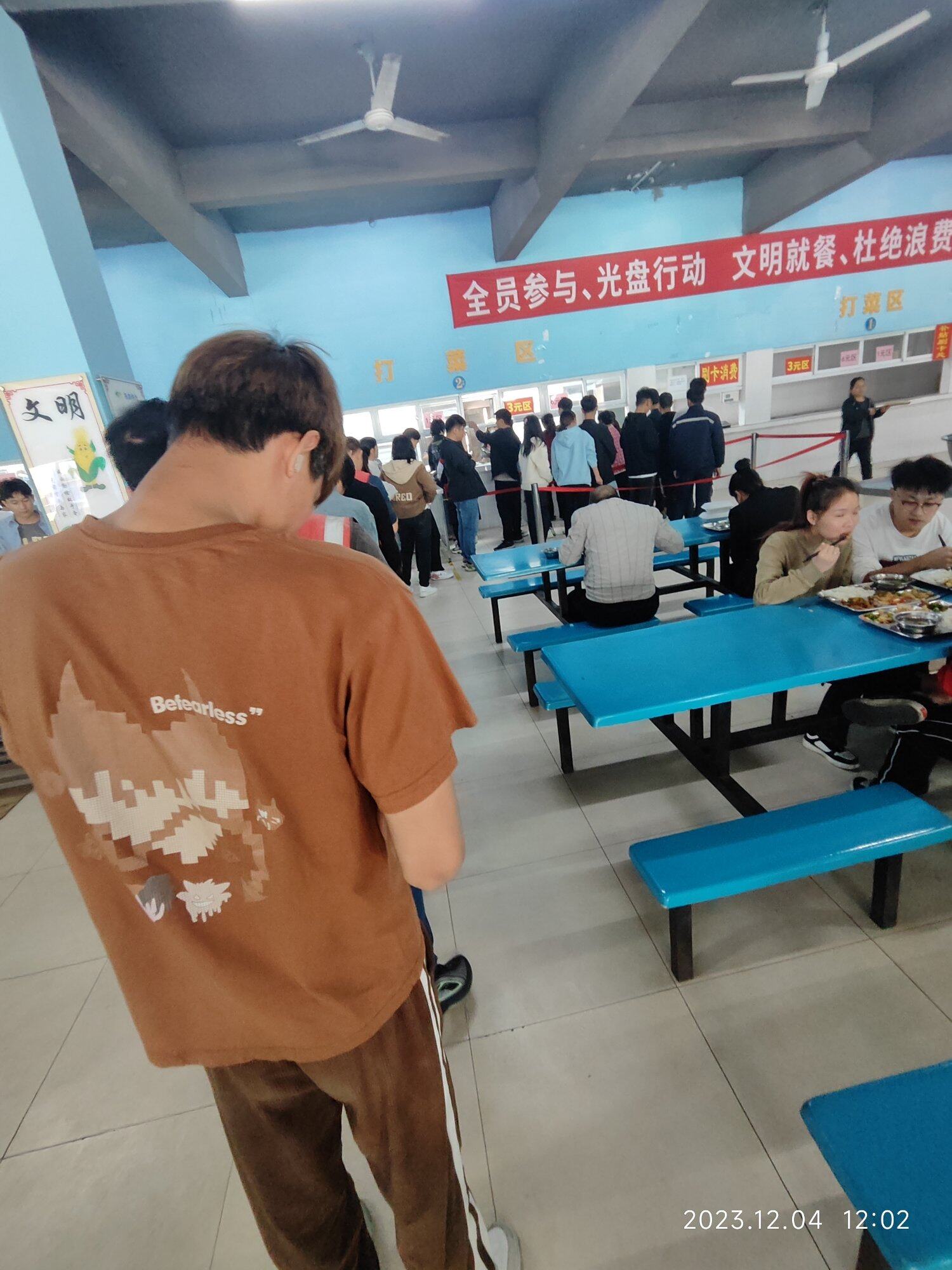 这个靓仔，挺帅的，，可惜脚残废，唉