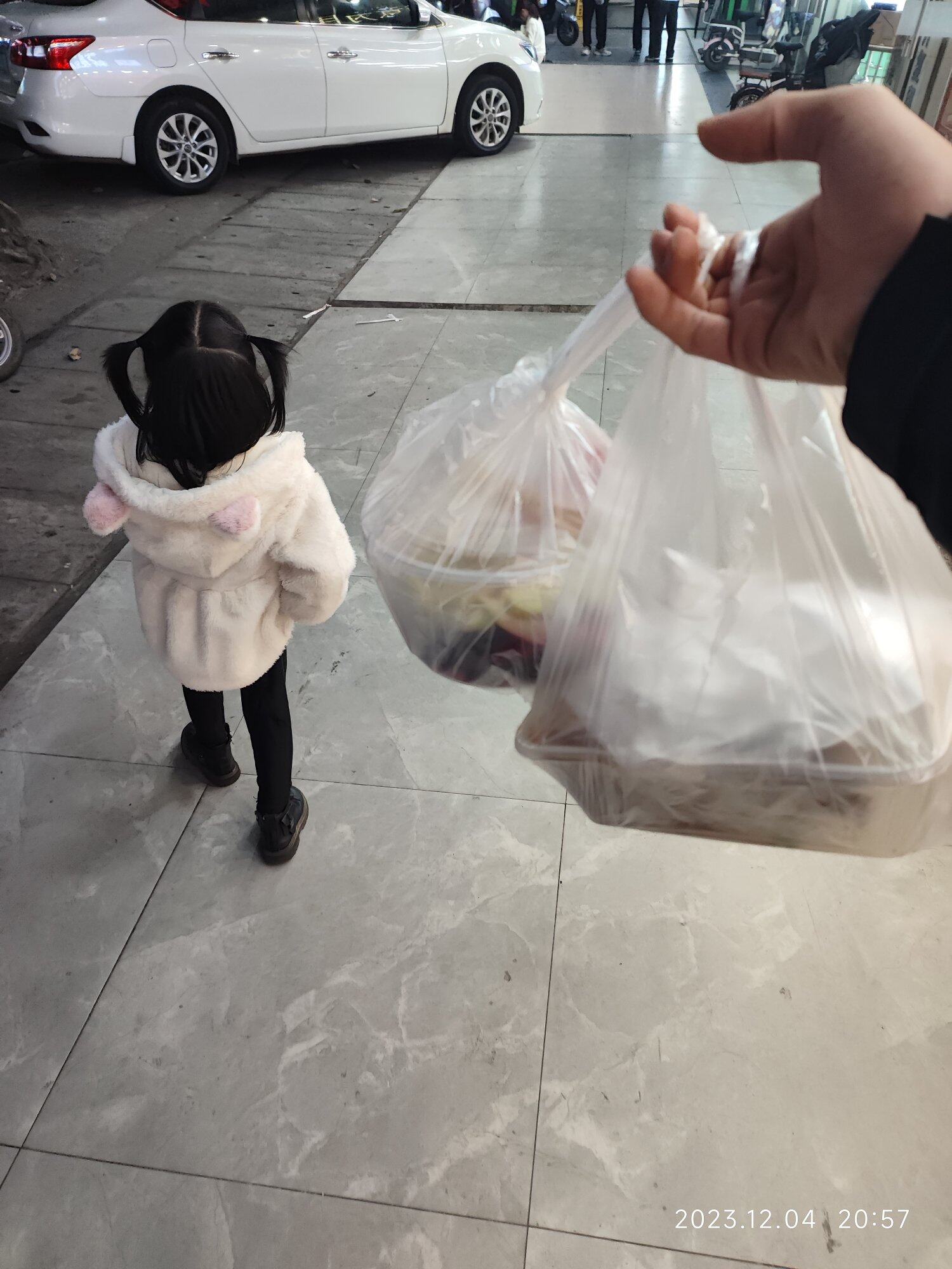 不是一户一栋房子吗？有一些人回村里连续盖了四栋房子，啥情况