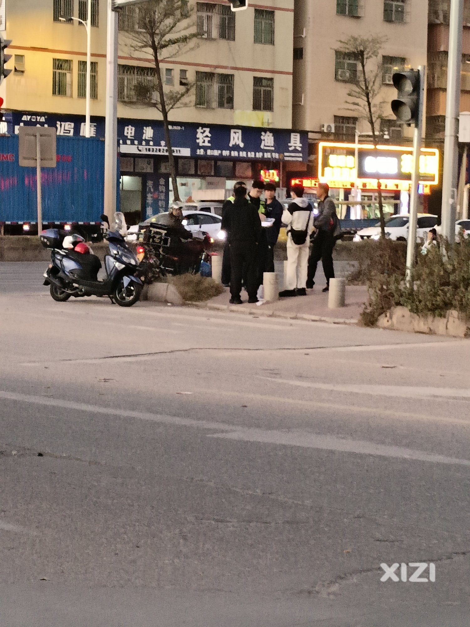 新塘某地发生一起车祸