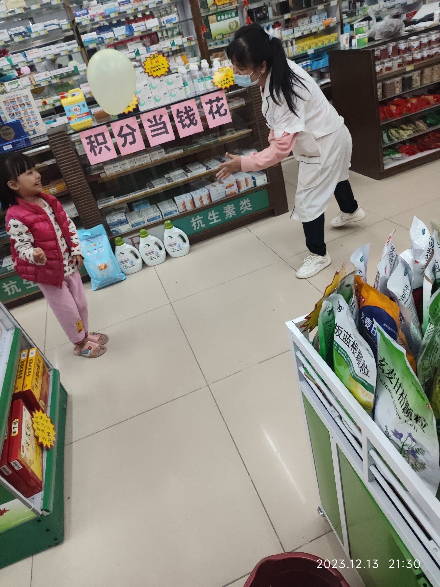二个小孩说话聊的来[变脸]幸好没遗传到我