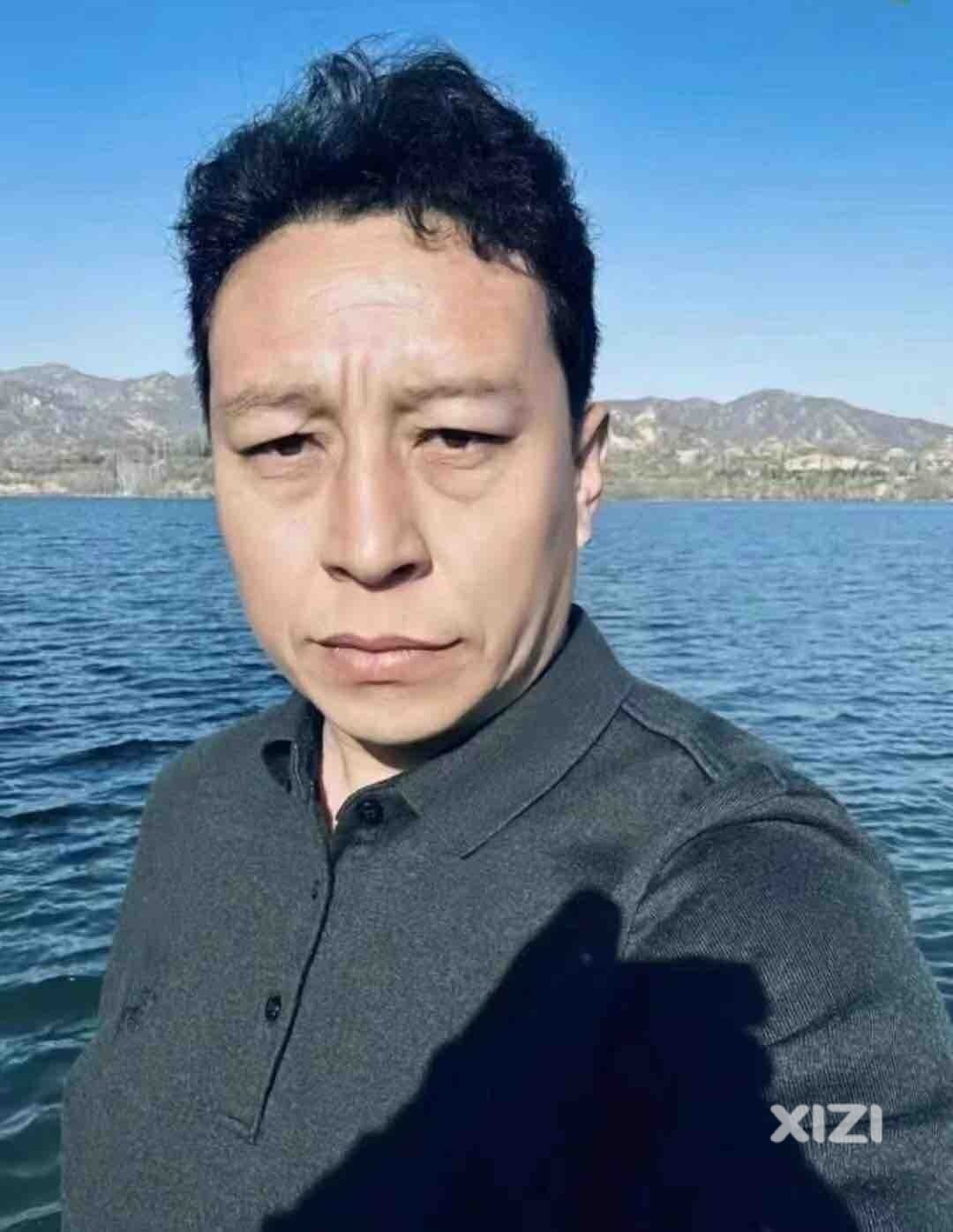 朋友圈都是这个大叔的图片，什么梗