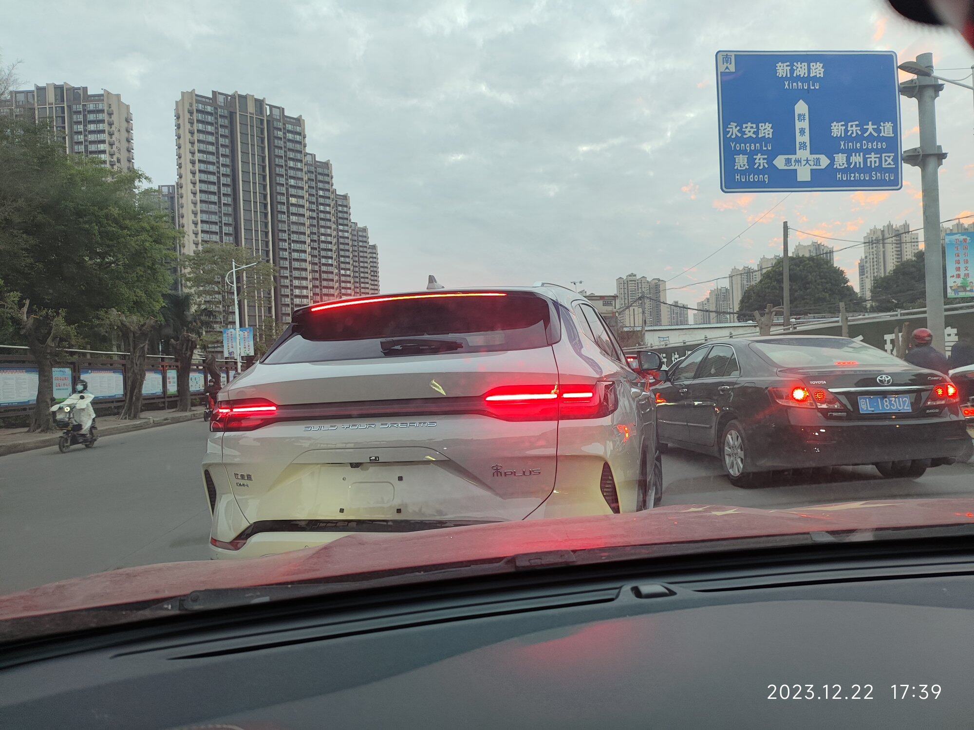 这车挺漂亮的，什么车