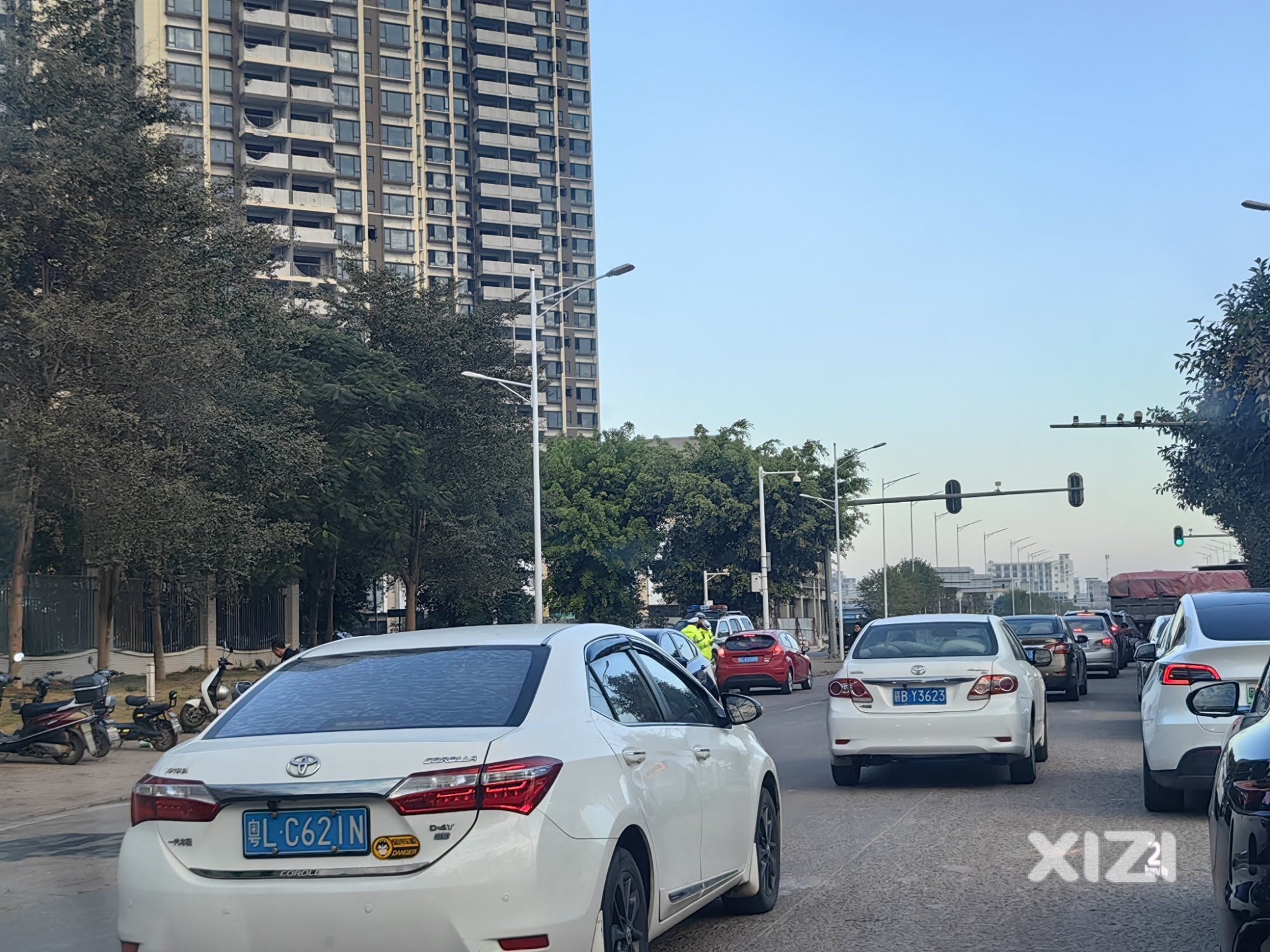 惠州中学旁终于来交警了，点赞
