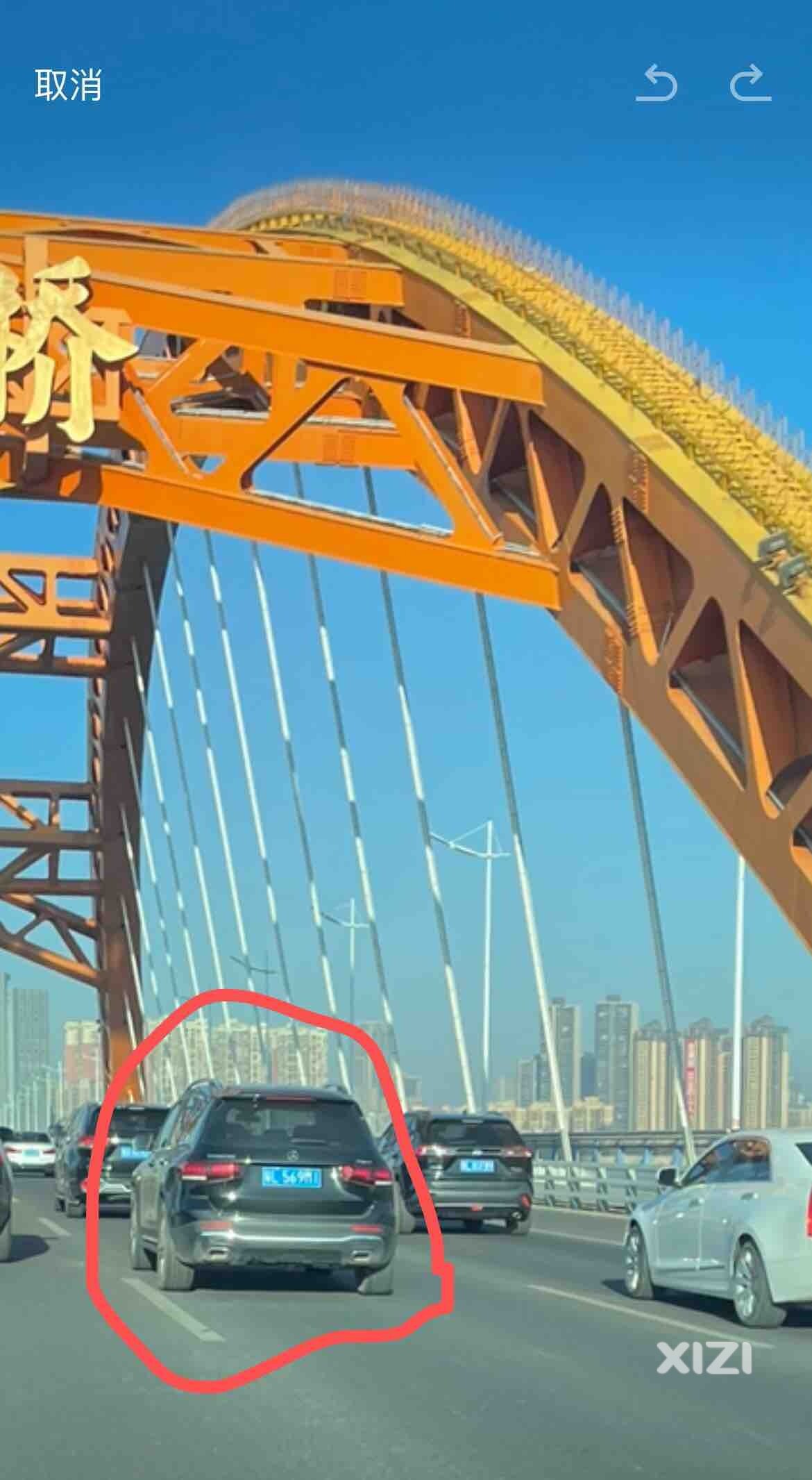 牛奶飘出车窗