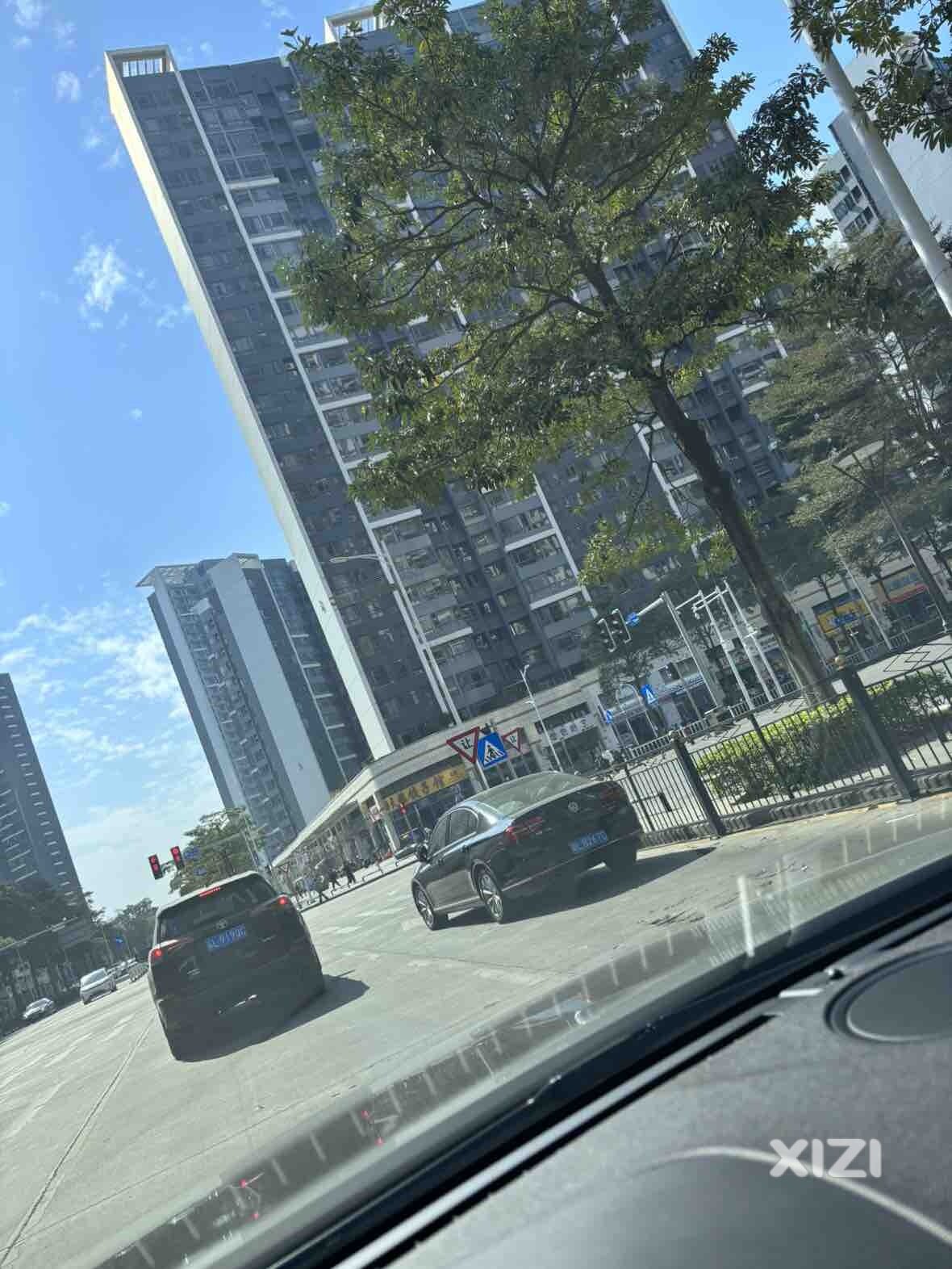 水岸城红绿灯路口，一台车在红绿灯底下停了一上午无人管