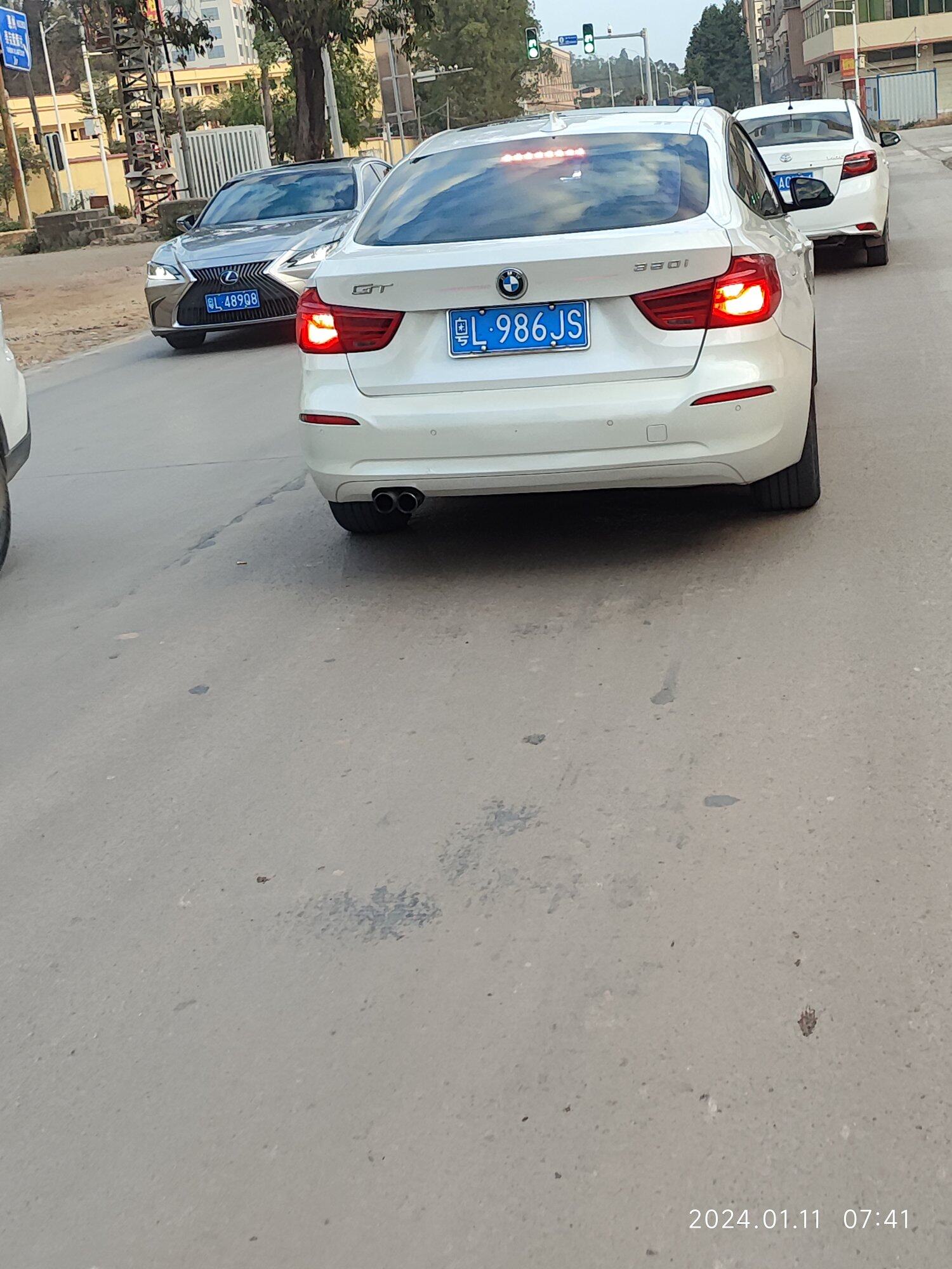 按喇叭我没让他，然后逼我车，我真想撞上去