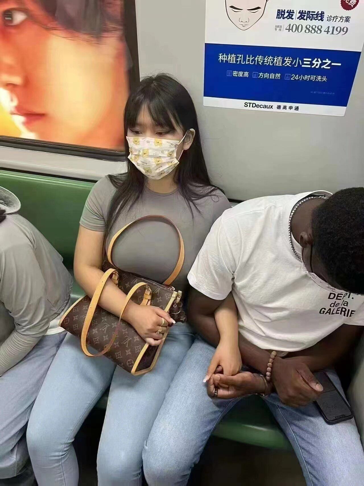 一个24岁班主任老师给我发果照，新乐某学校的，不是我女儿老师，