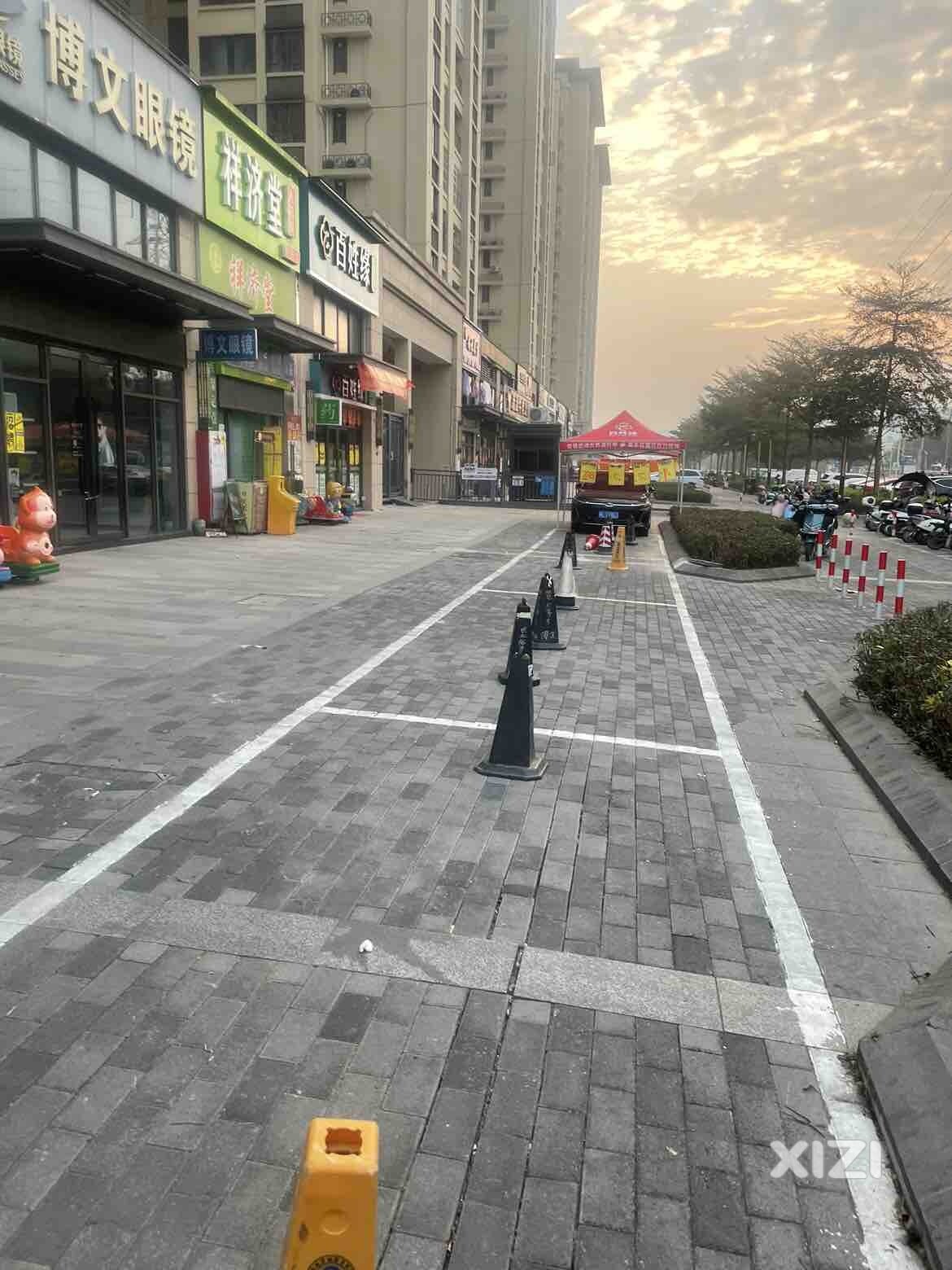 商铺占用公共停车位，经常堵消防通道