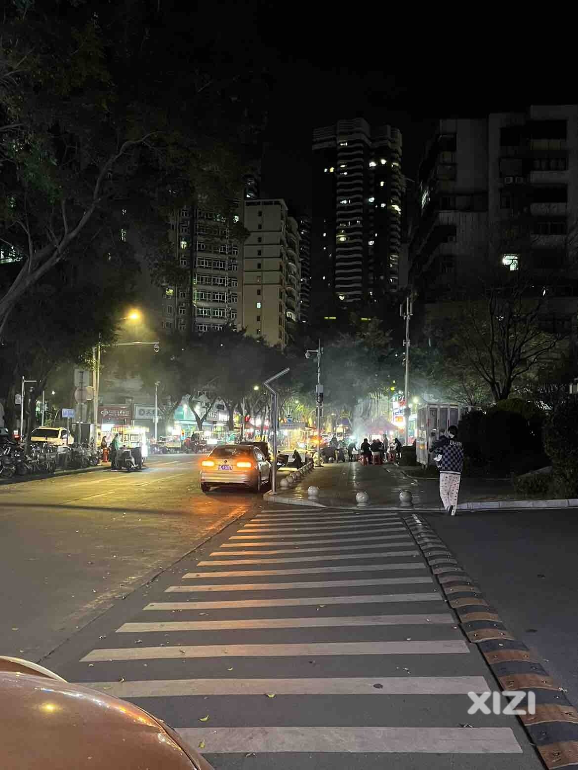 东湖0区和1区路口这，每晚都是路边烧烤摊位，烟雾缭绕没人管吗