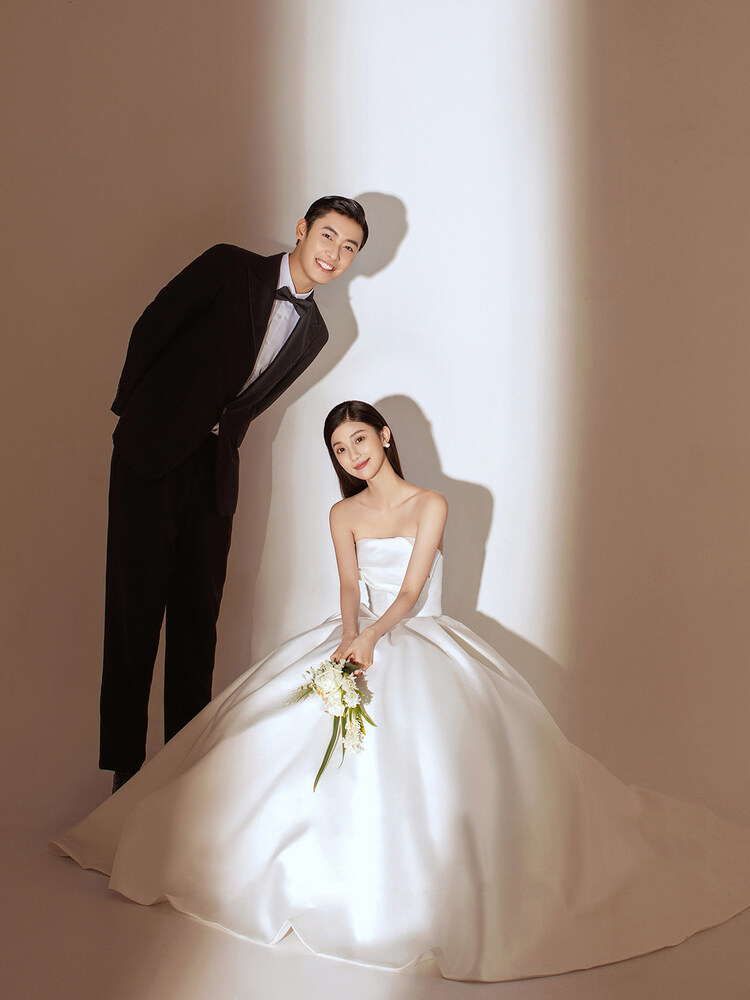 炒鸡喜欢的室内纯色光影婚纱照