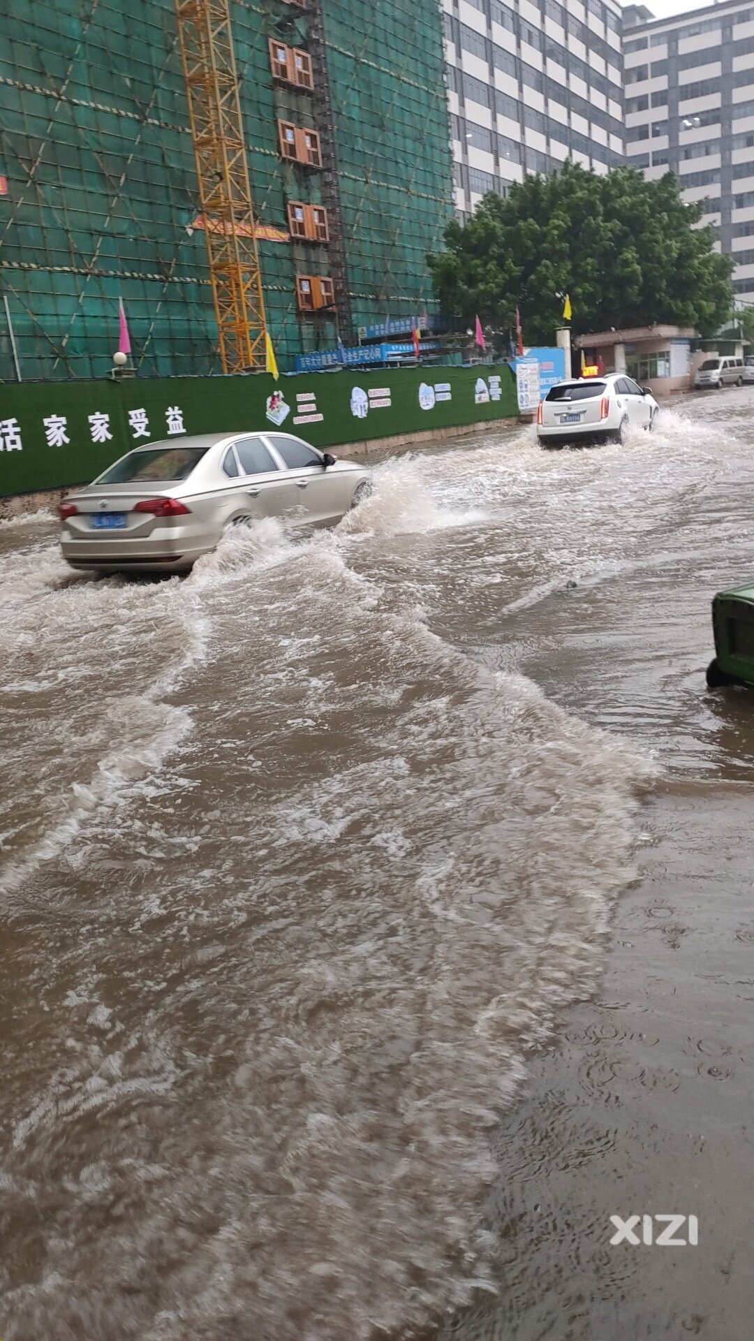 统昇东路淹水影响出行