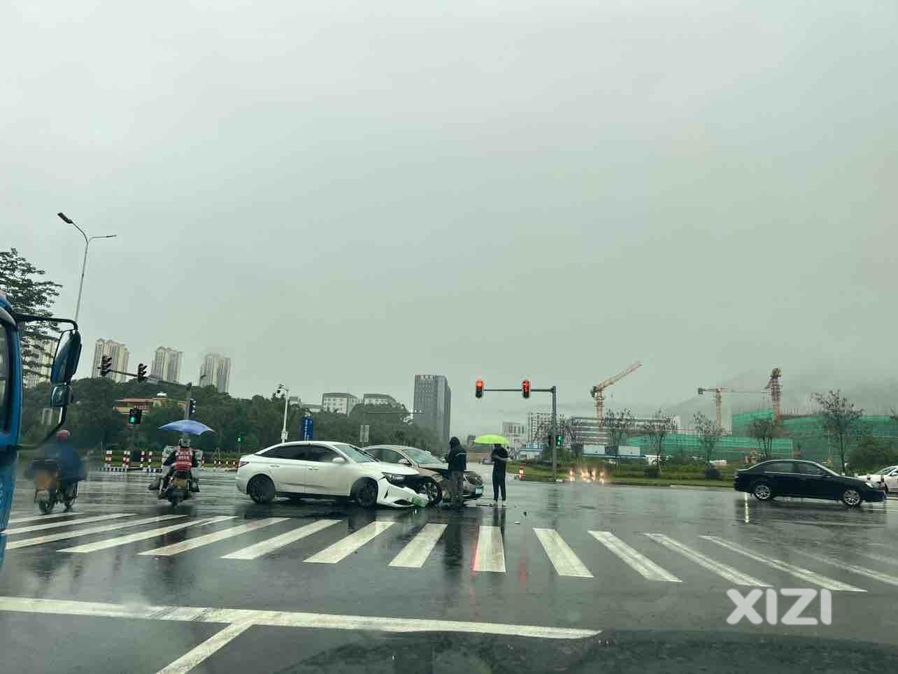 持续龙舟雨，大家开车注意安全，不要随意变道